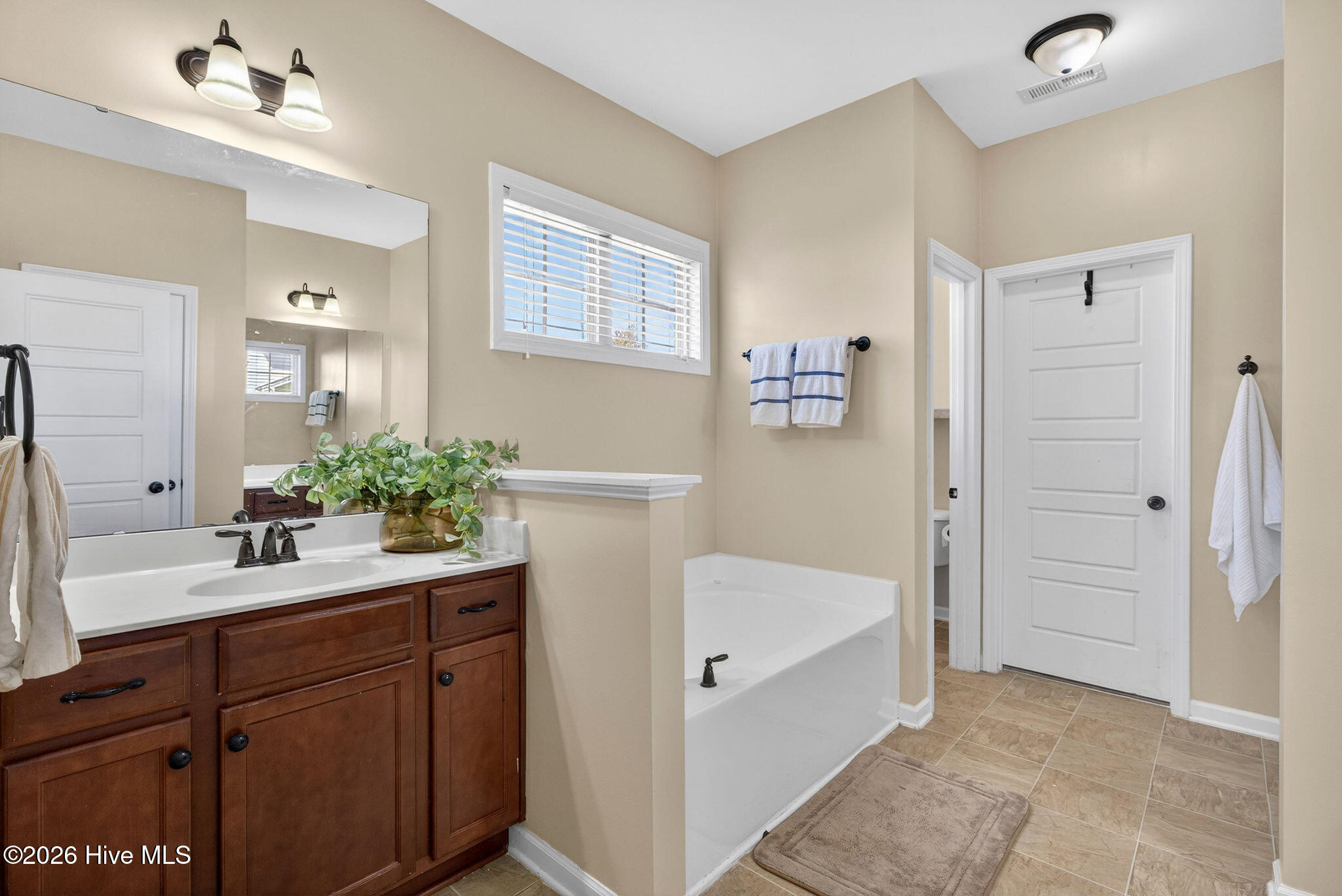 100568620 | Photo 23