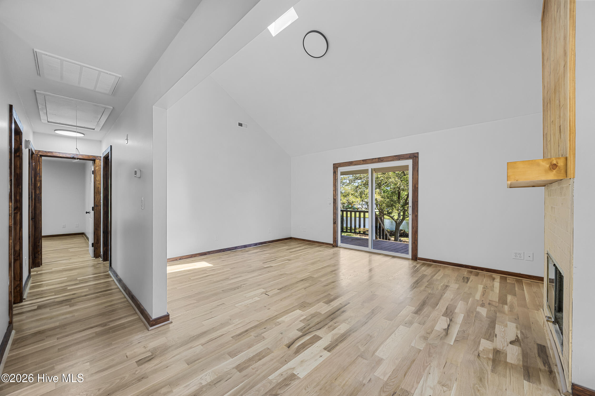 100568945 | Photo 21