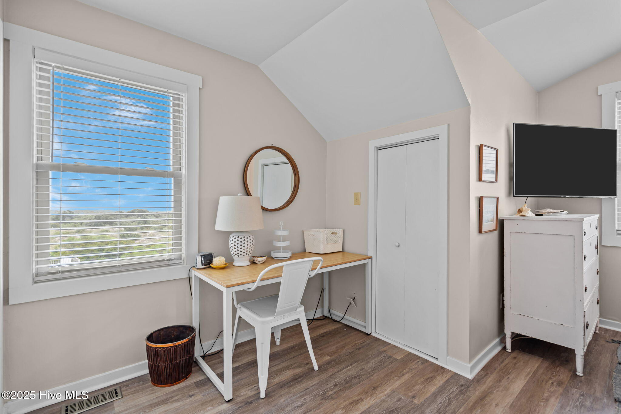 100540801 | Photo 32