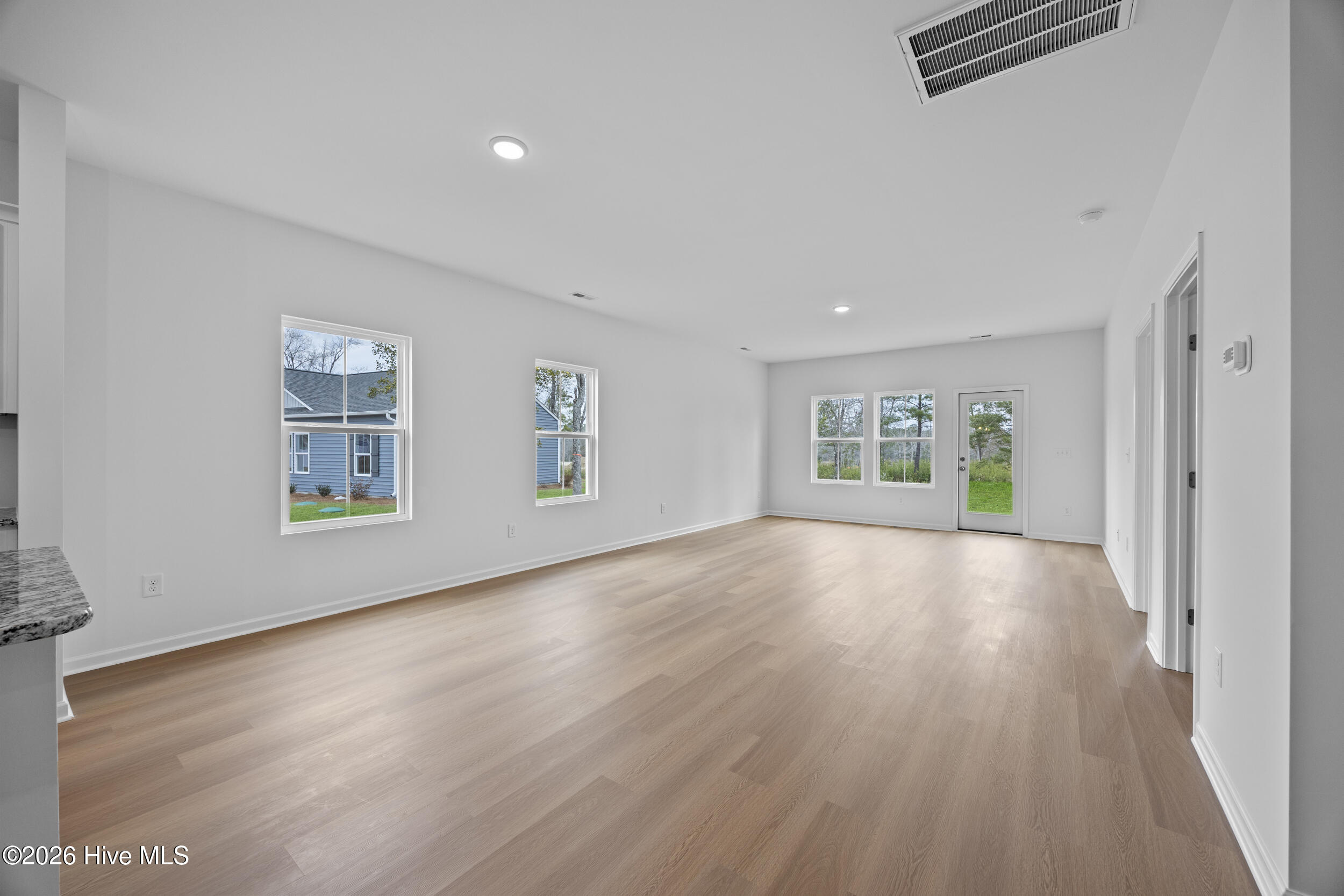 100553228 | Photo 18