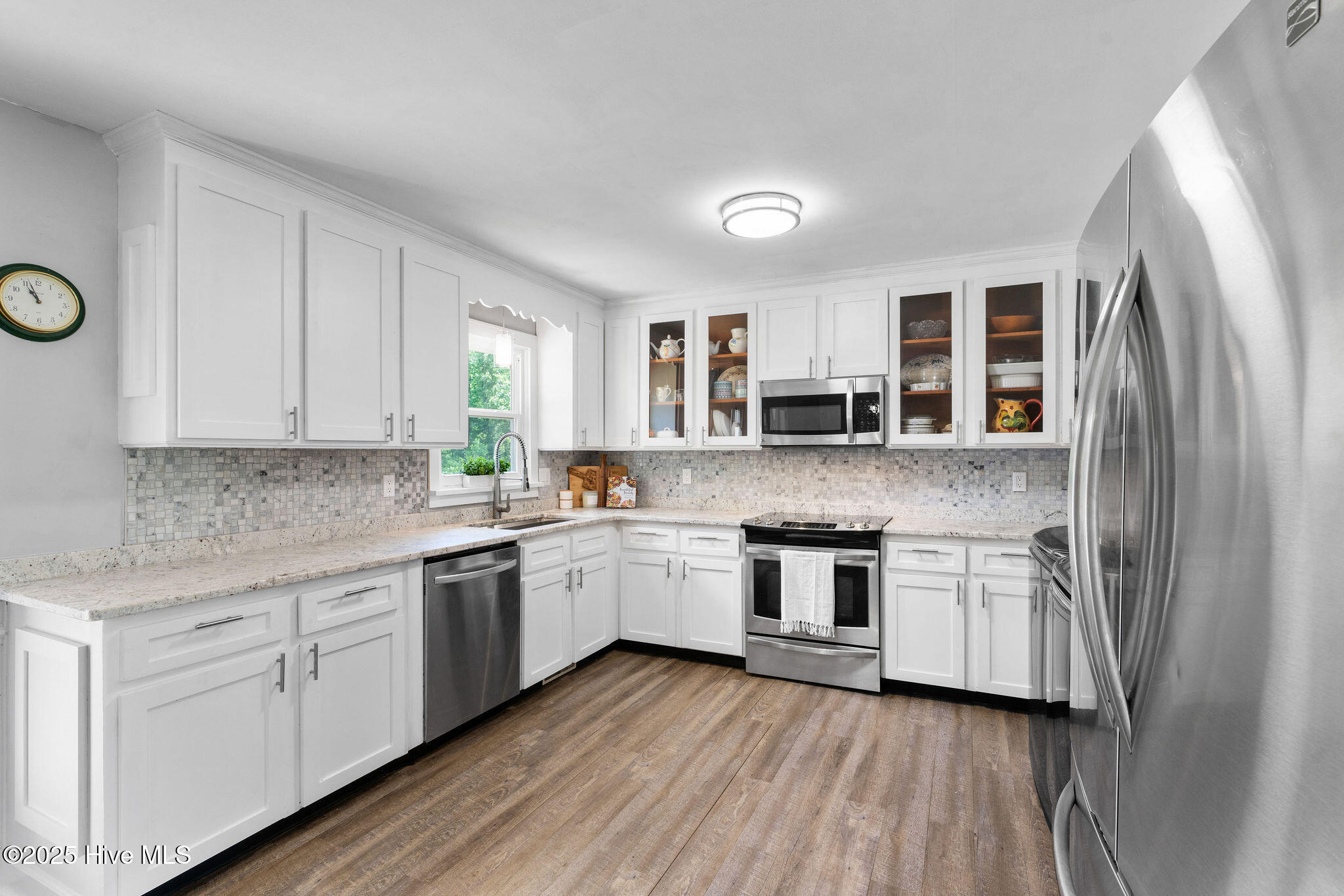 100537089 | Photo 22