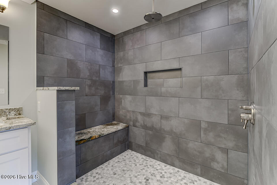 100558677 | Photo 34