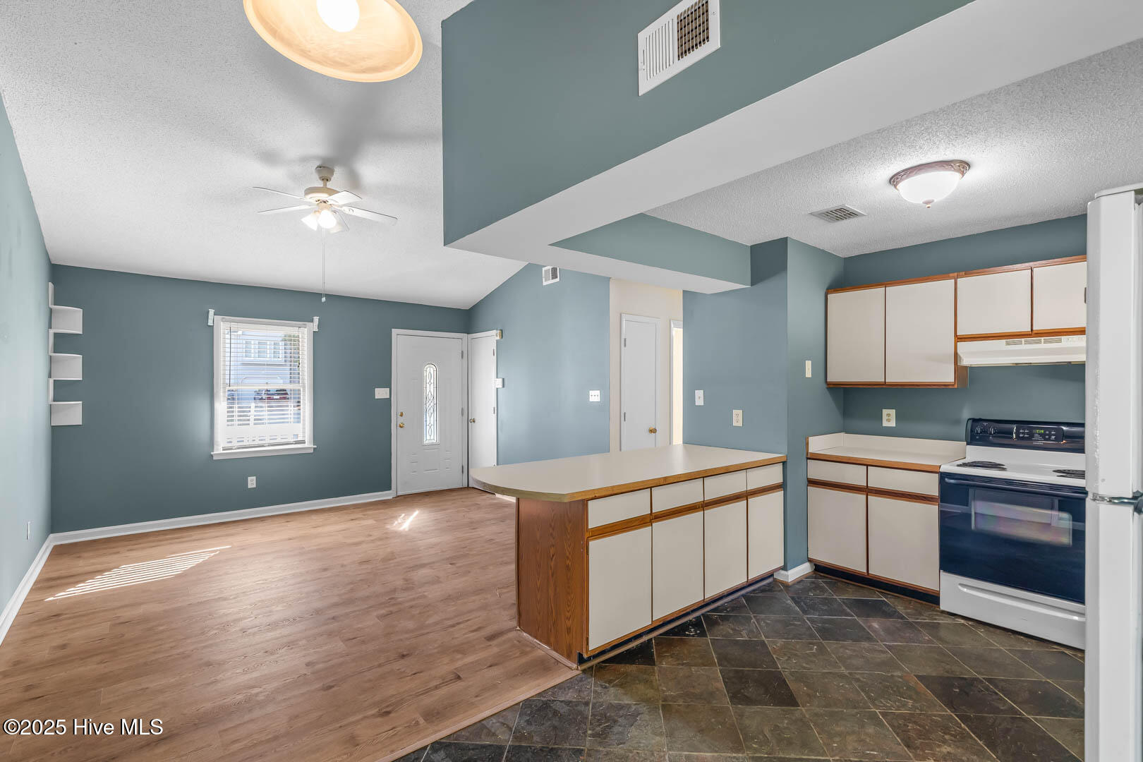 100540593 | Photo 13