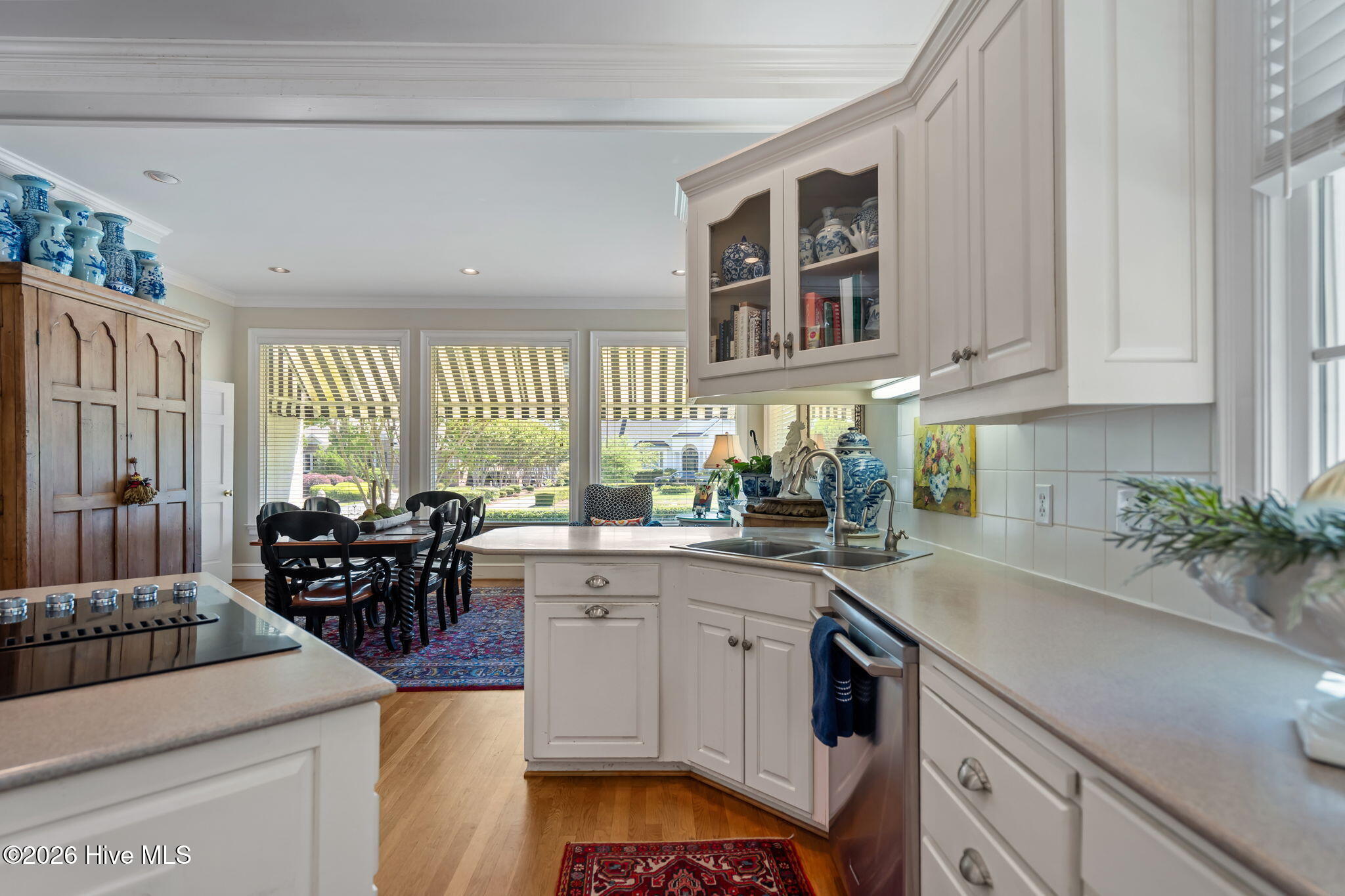 100570294 | Photo 25