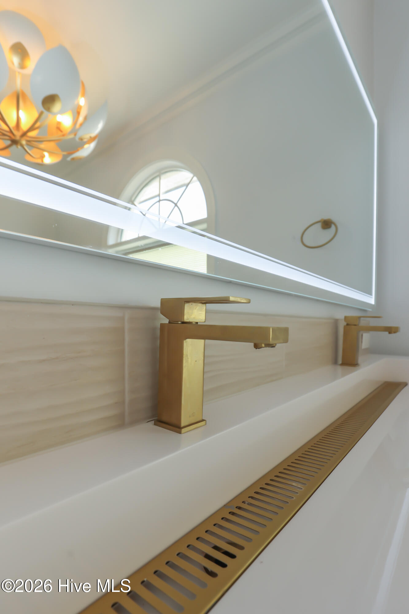 100556044 | Photo 38