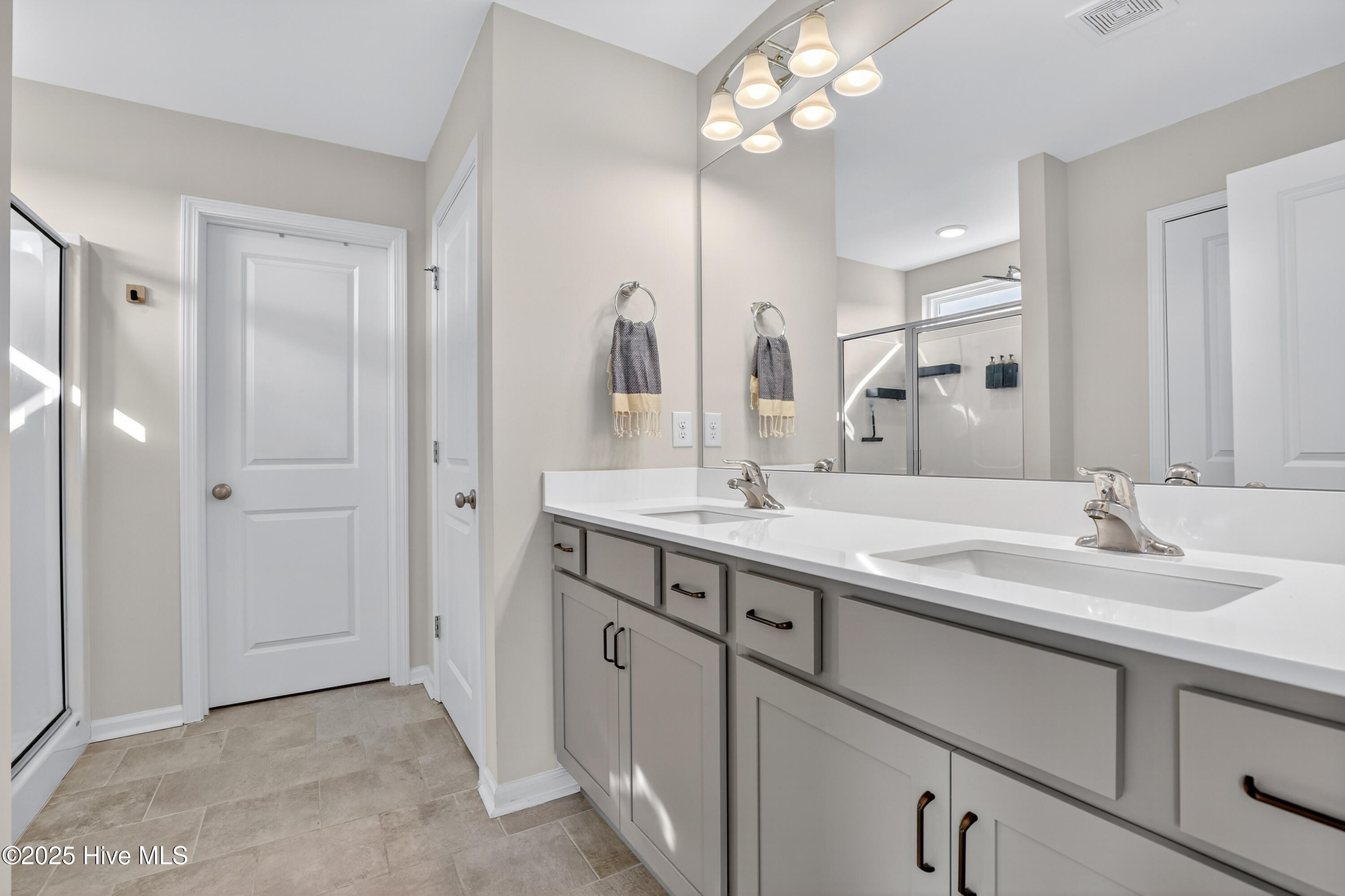 100533357 | Photo 20