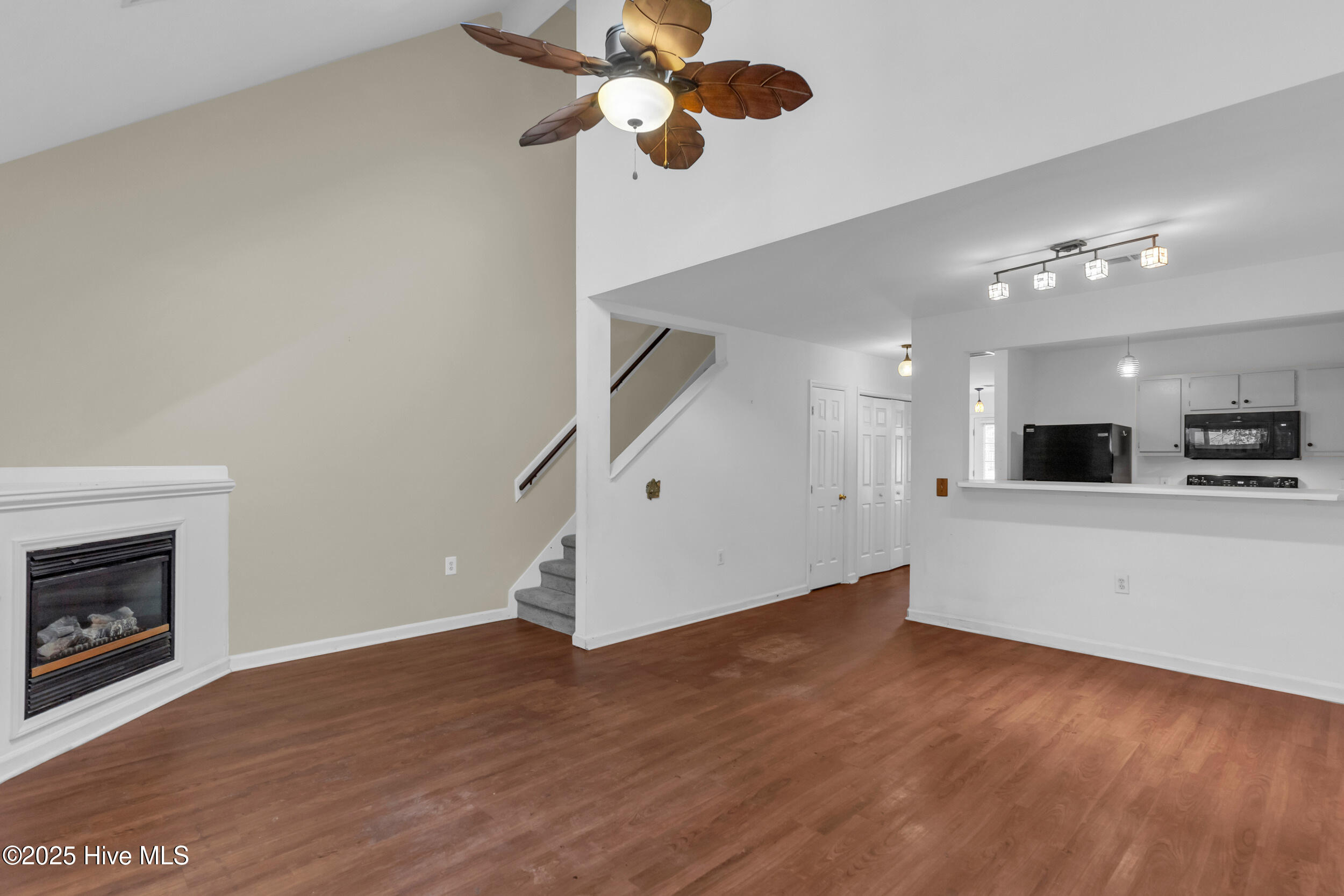 4804 College Road S, Wilmington, NC 28412 – photo 8: Living/Kitchen