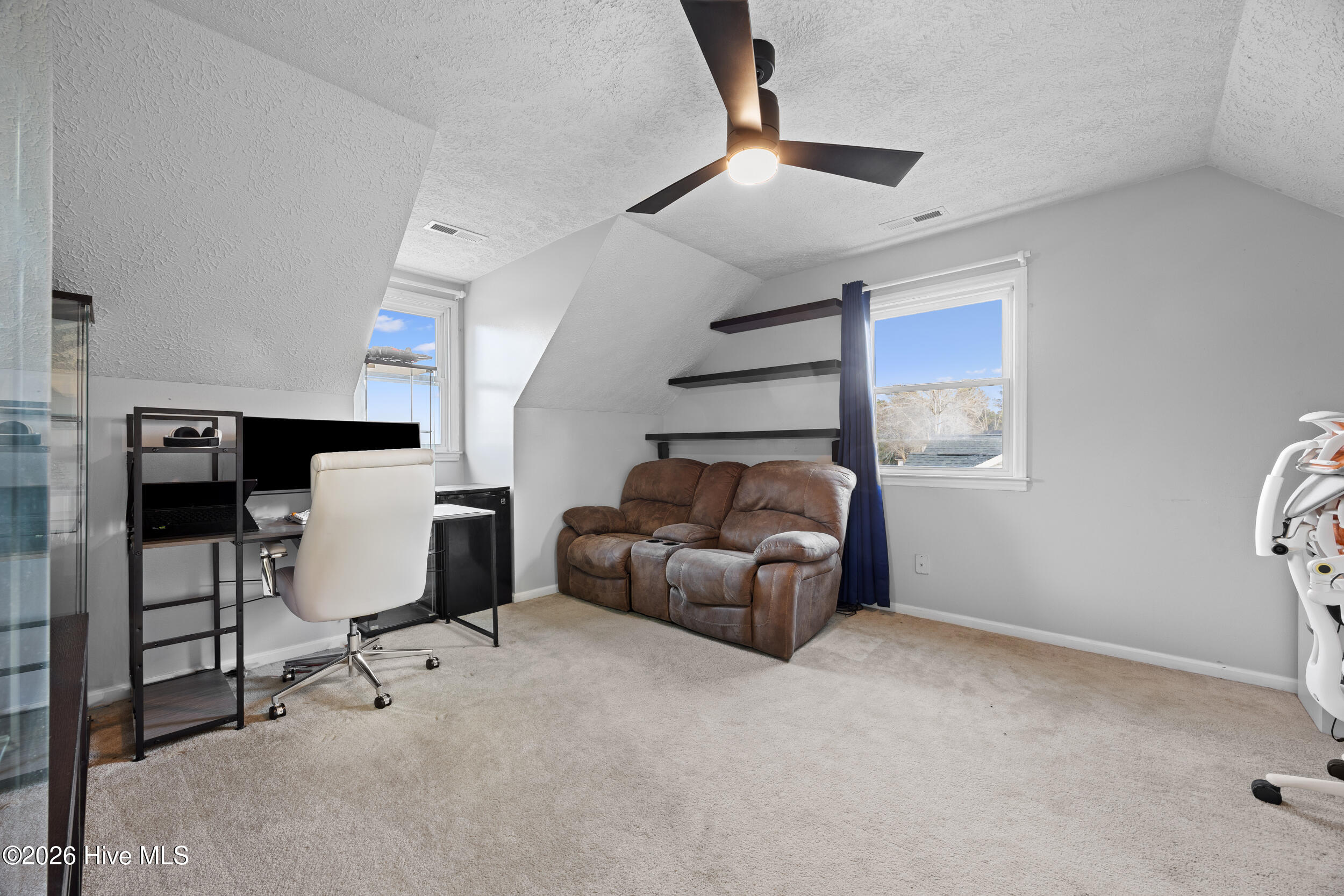 100547989 | Photo 26