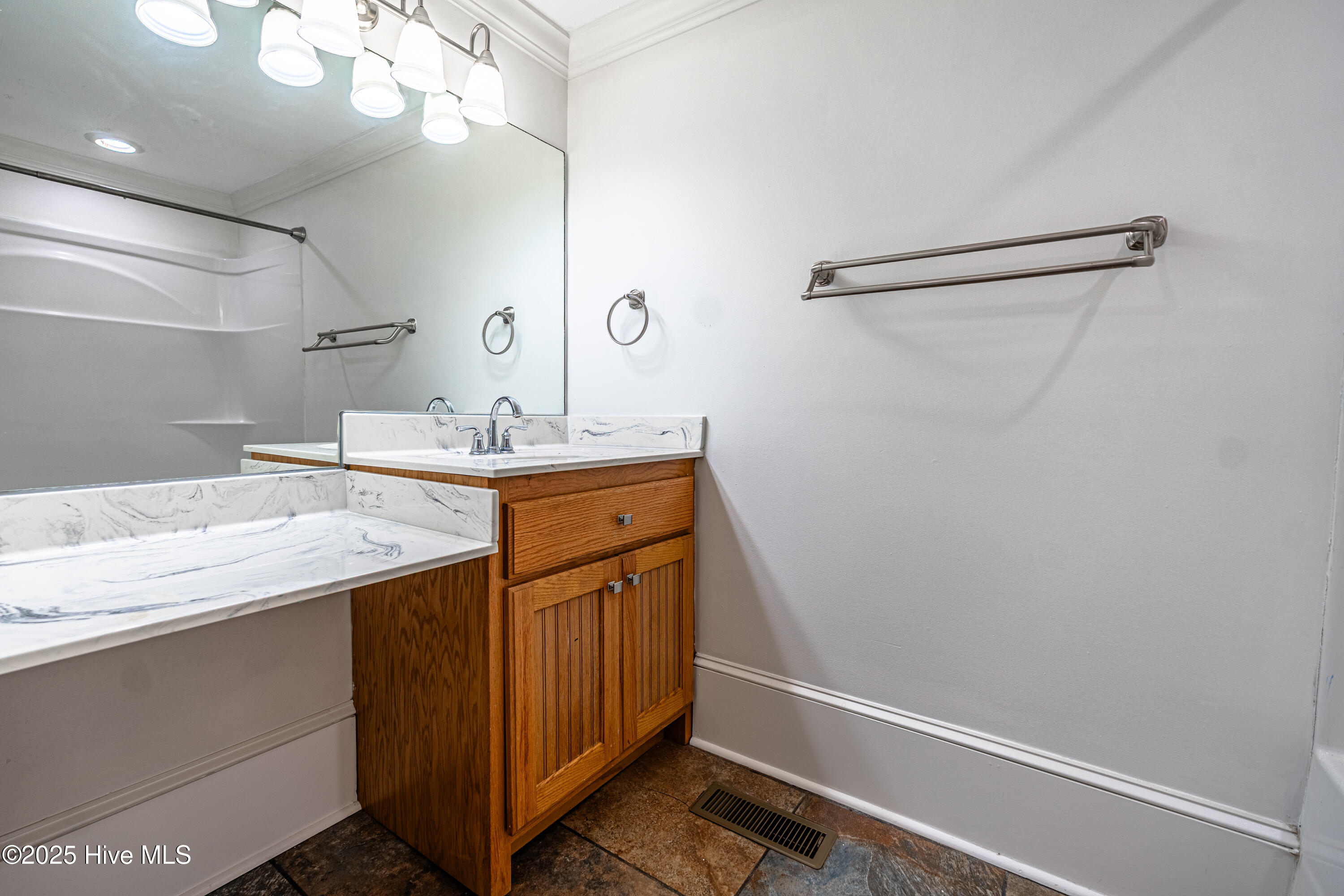 100543227 | Photo 38