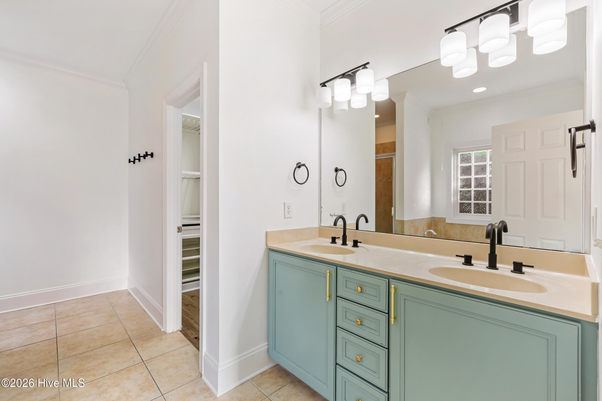 100547349 | Photo 28