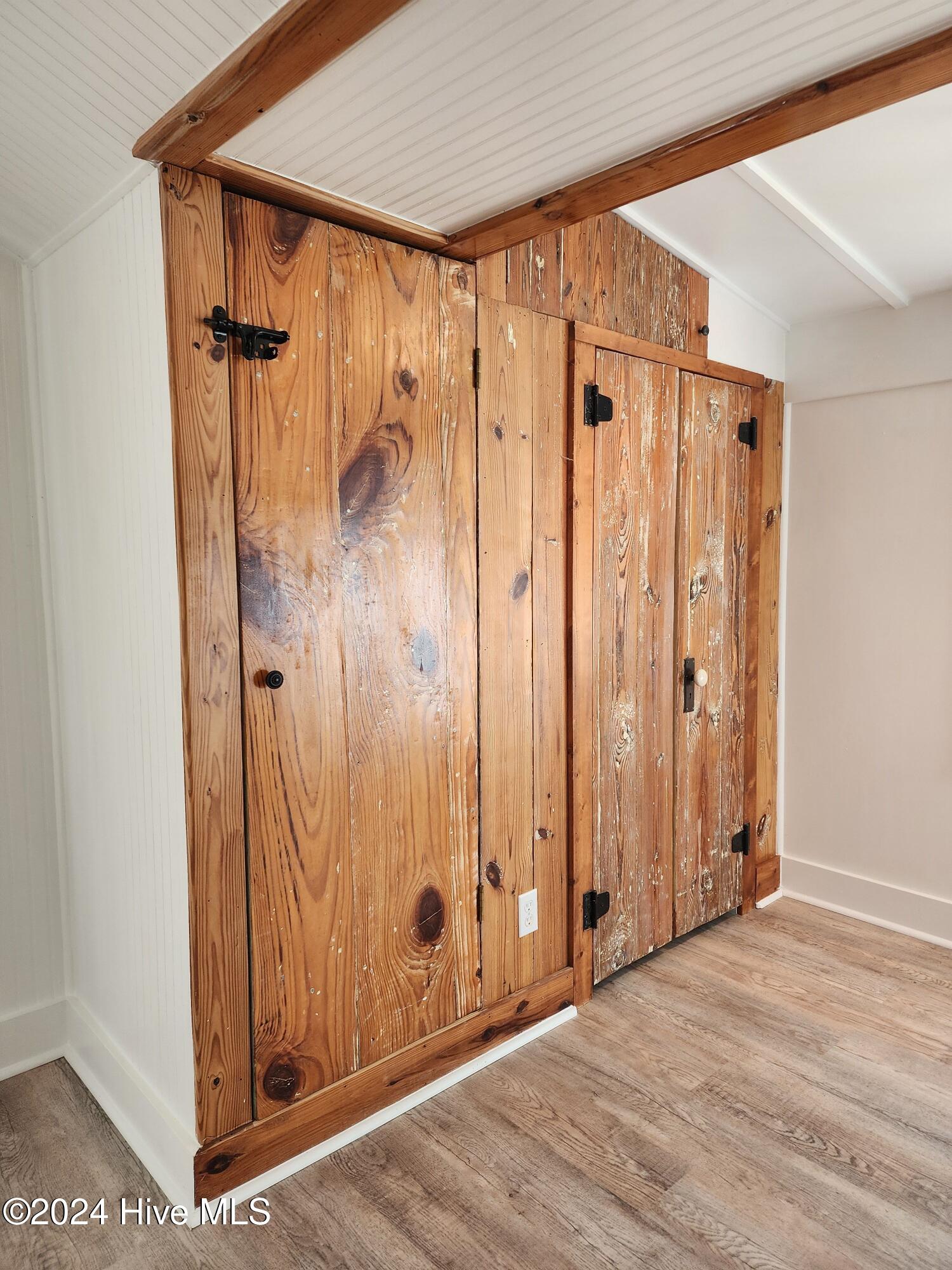 100570380 | Photo 28