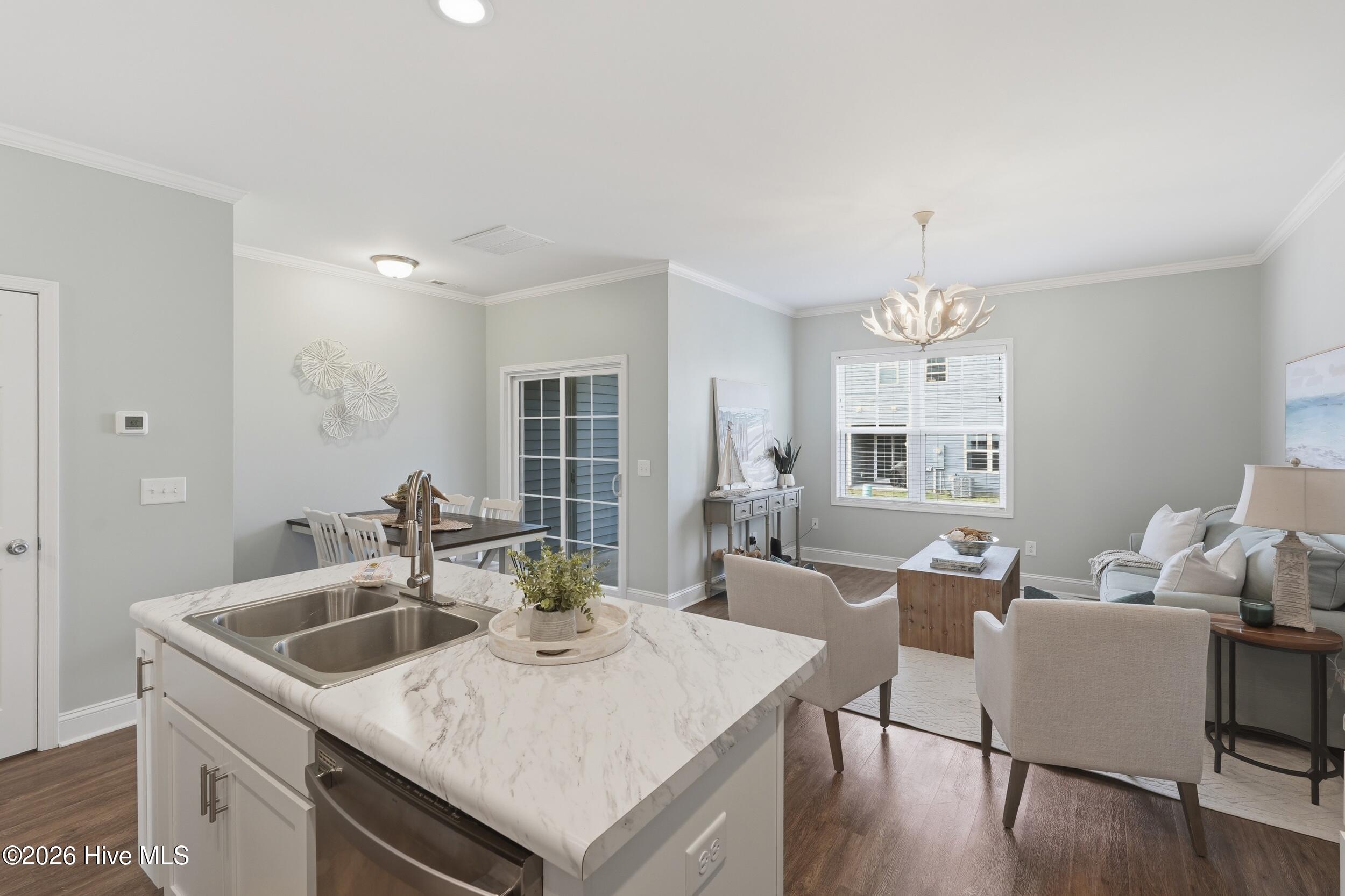 100566235 | Photo 11