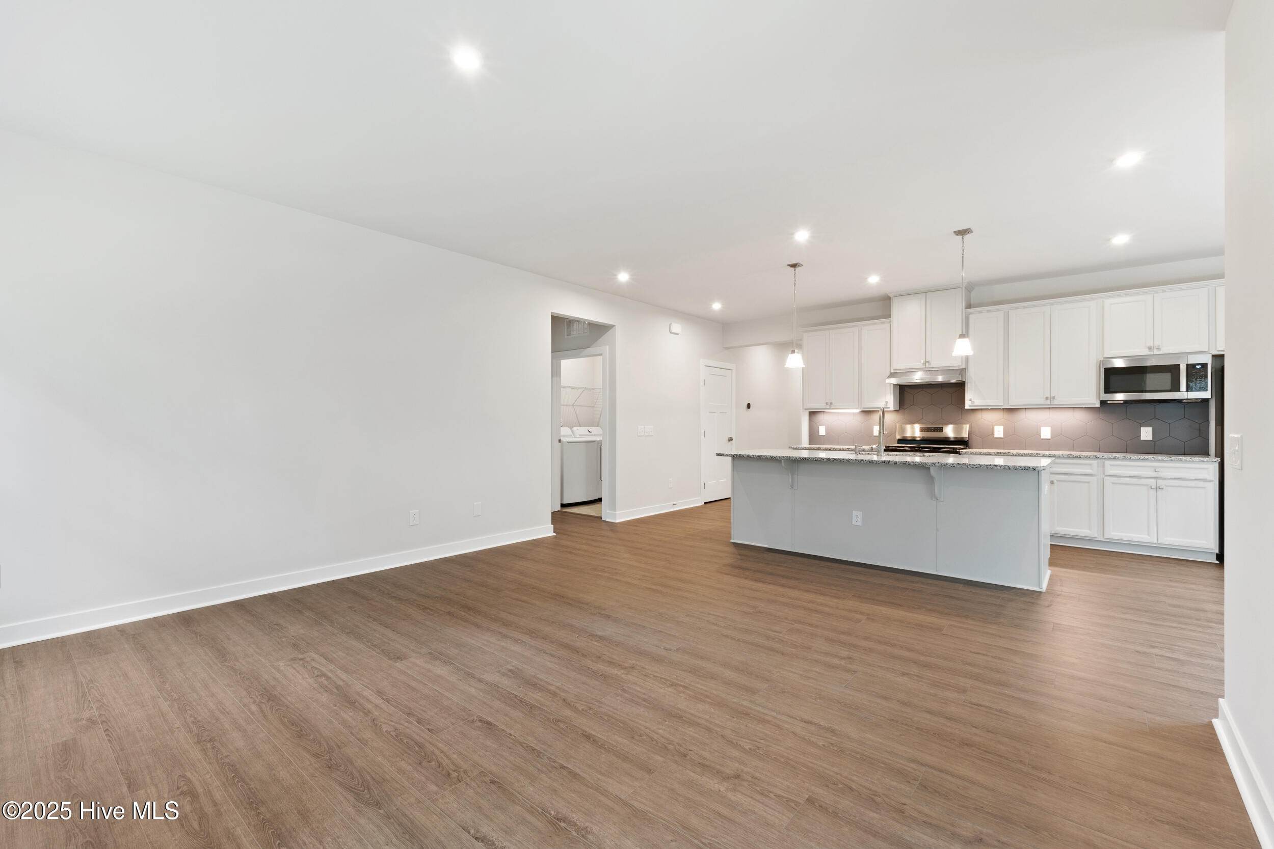 100530232 | Photo 12