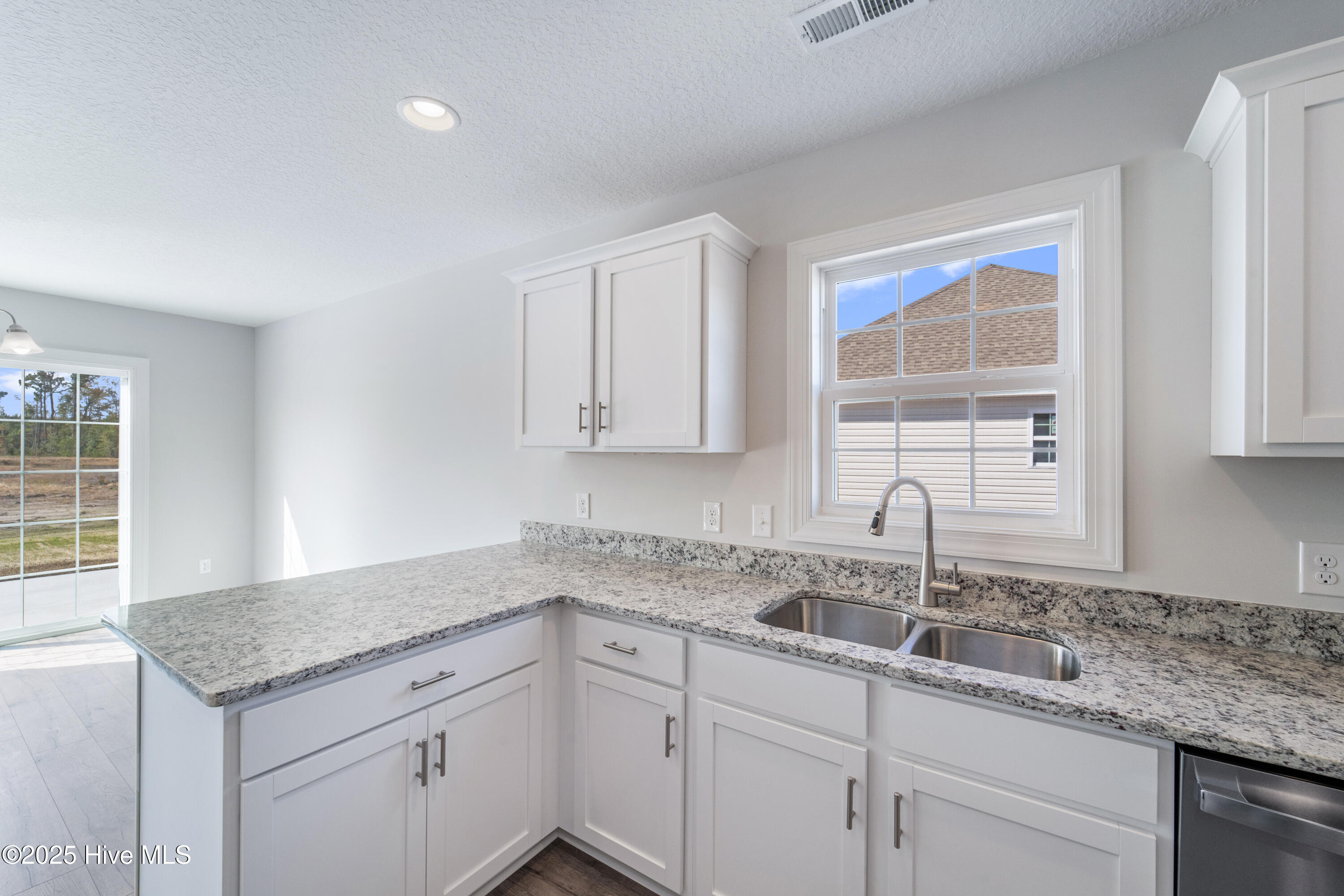 100493464 | Photo 14