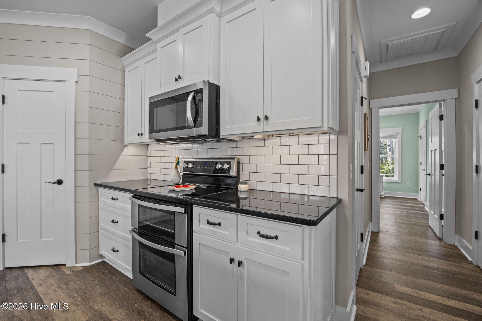 100548443 | Photo 20