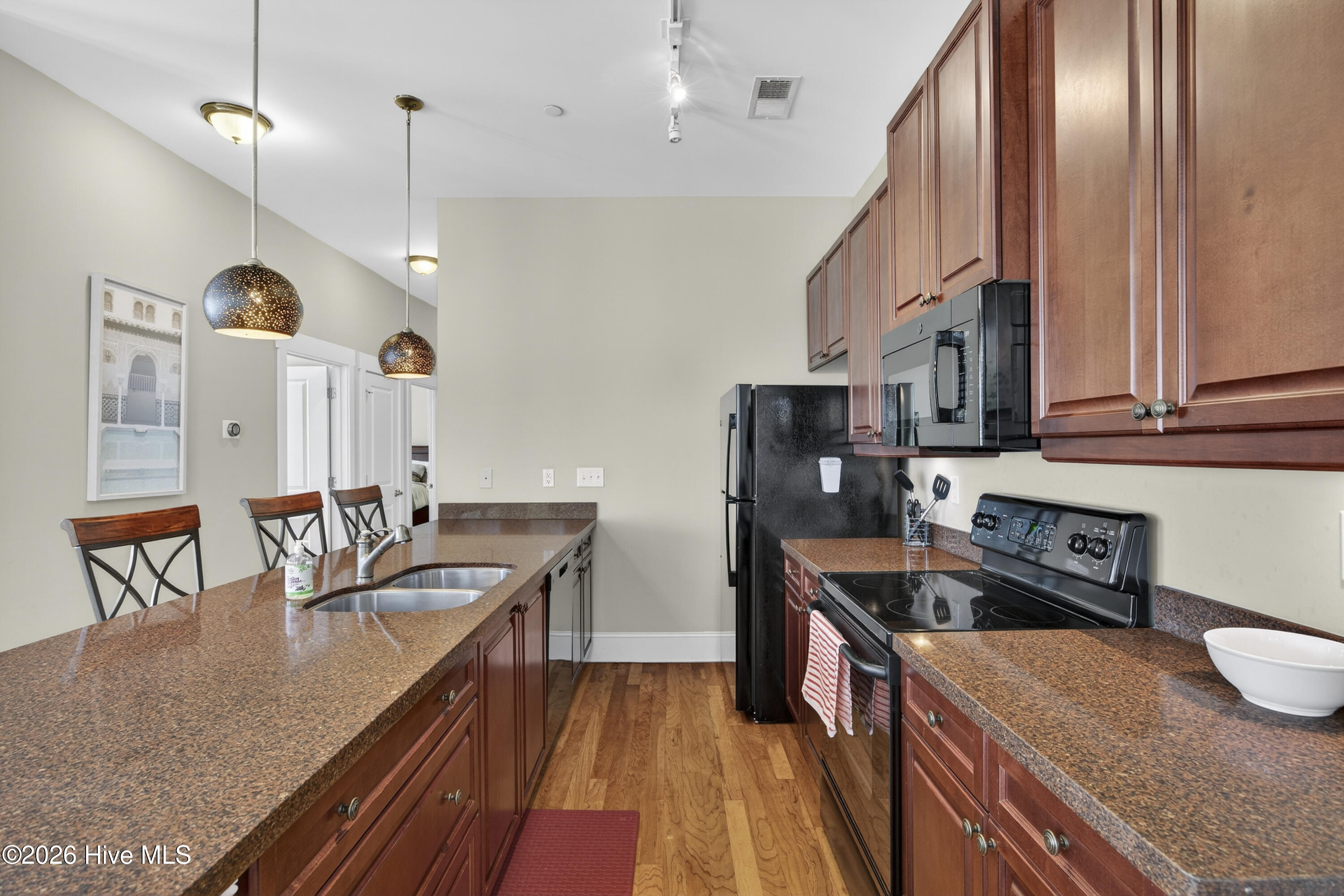 100562157 | Photo 21