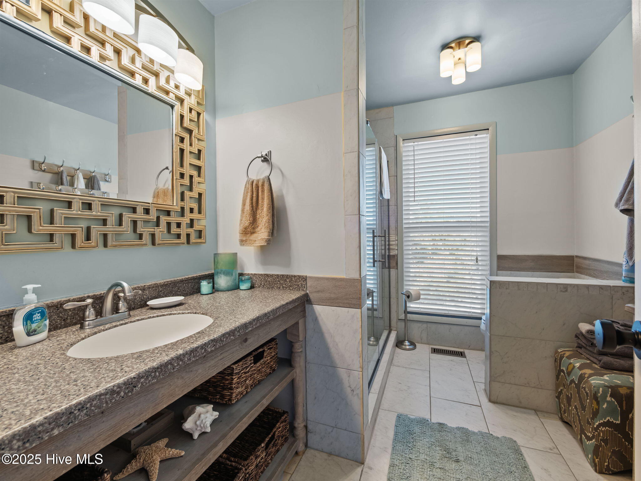 100537997 | Photo 19