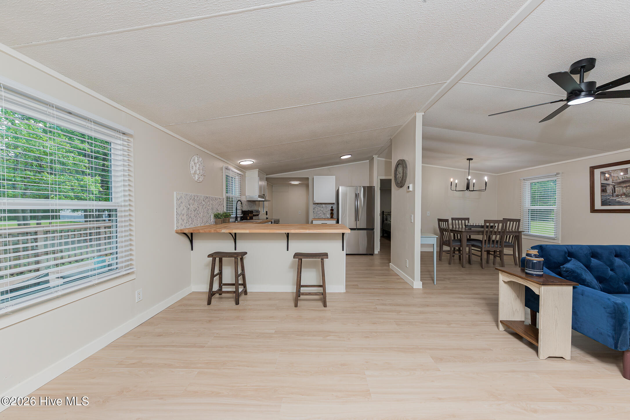 100570278 | Photo 15