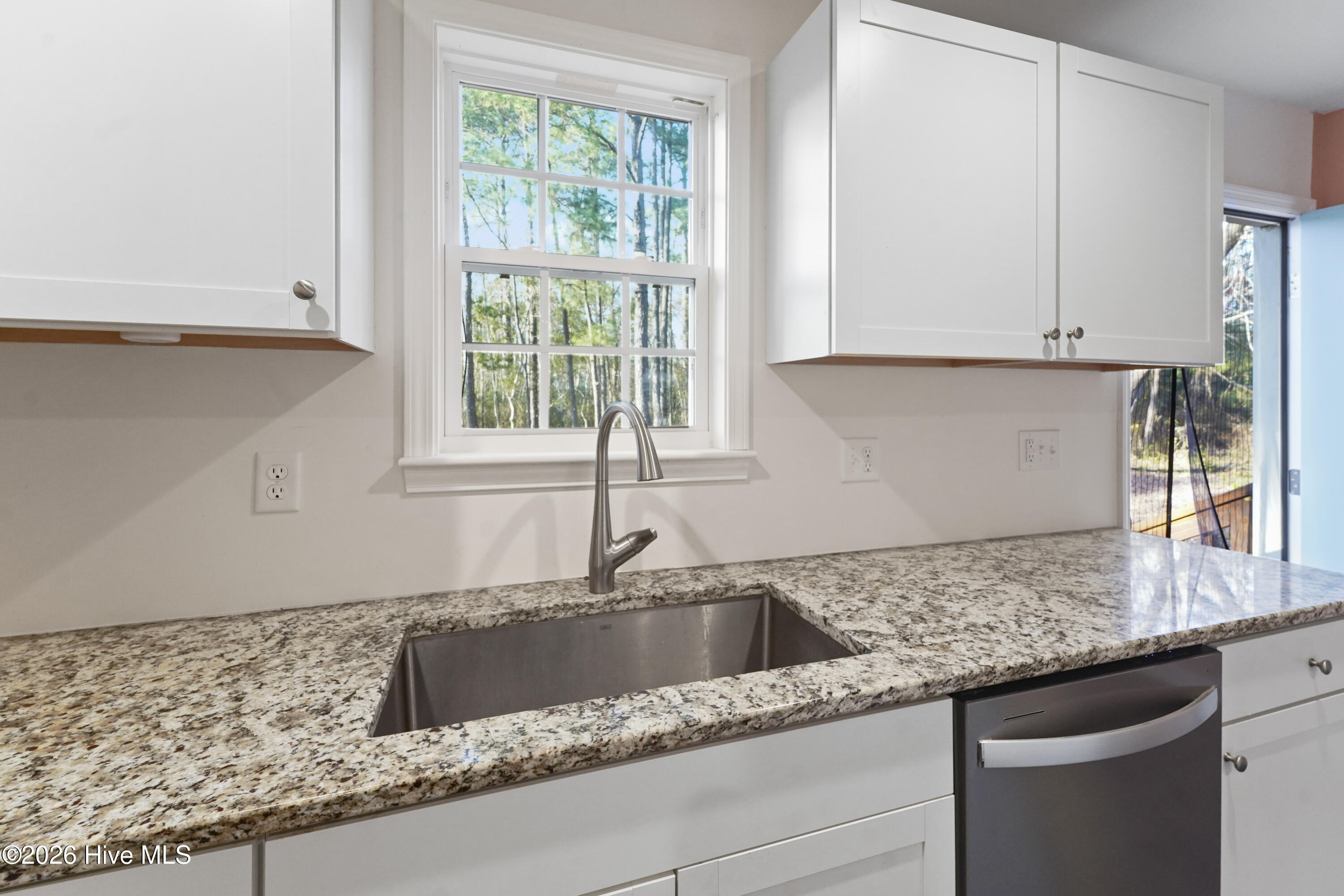 100548487 | Photo 18