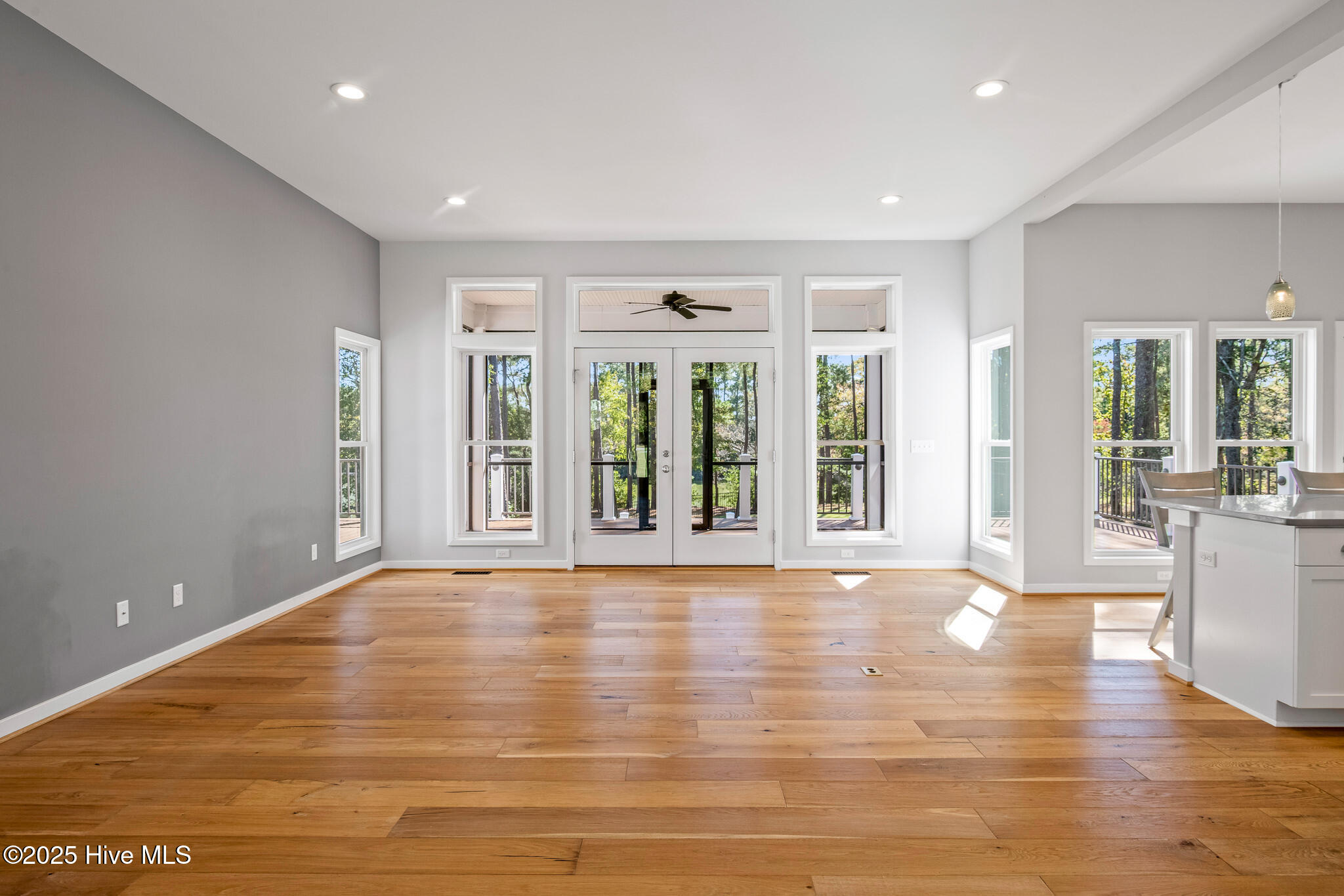 100540412 | Photo 21