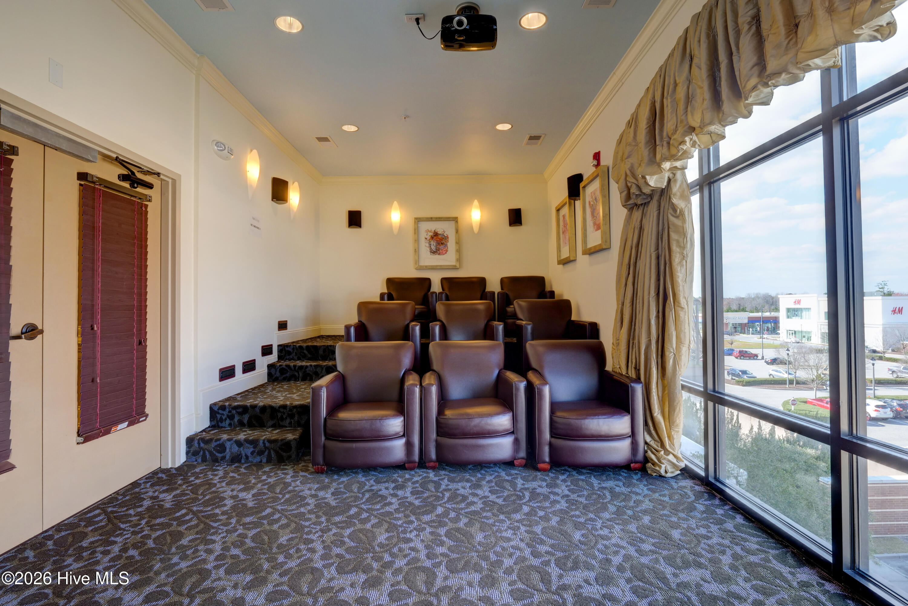 100558584 | Photo 29