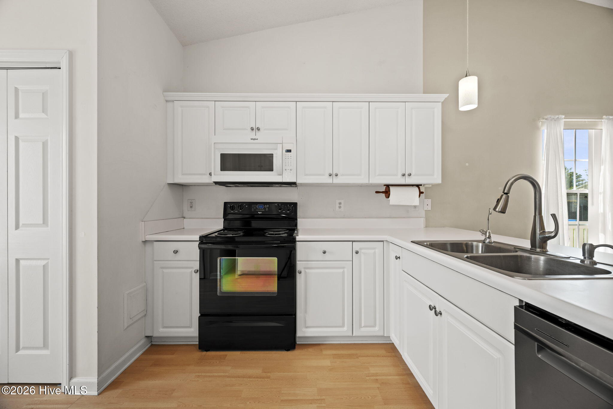 100568088 | Photo 11