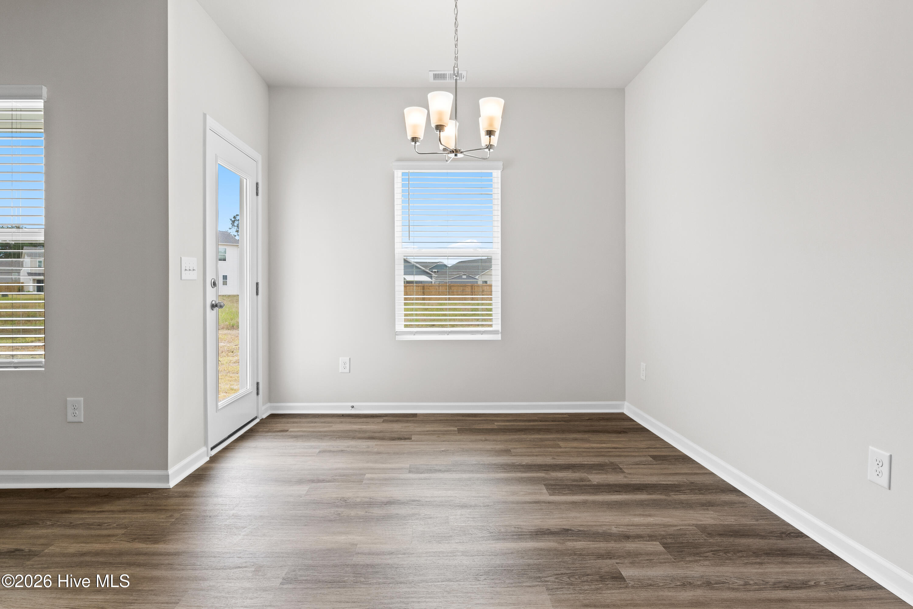 100567878 | Photo 16