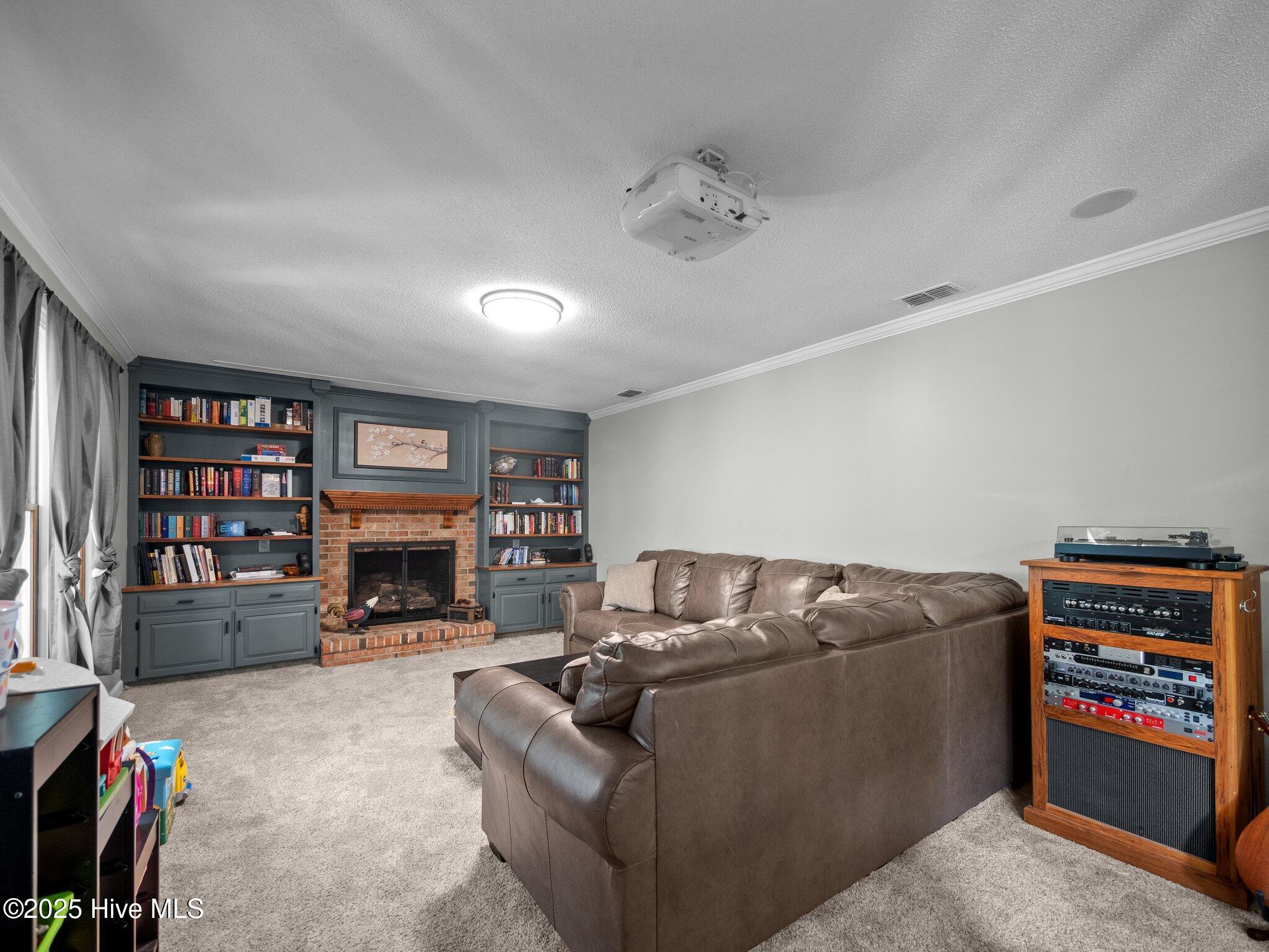 100569850 | Photo 33