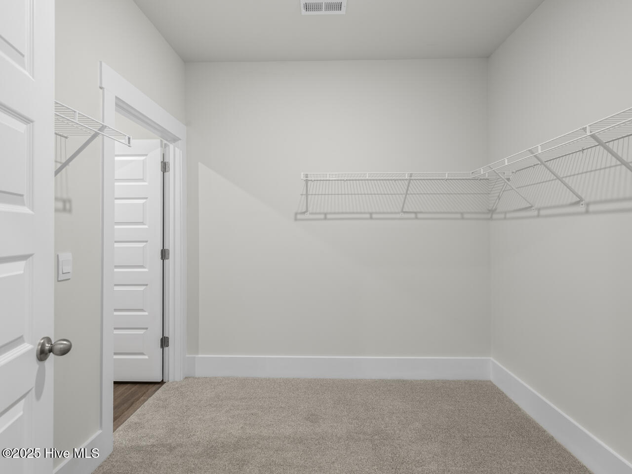 100566279 | Photo 25