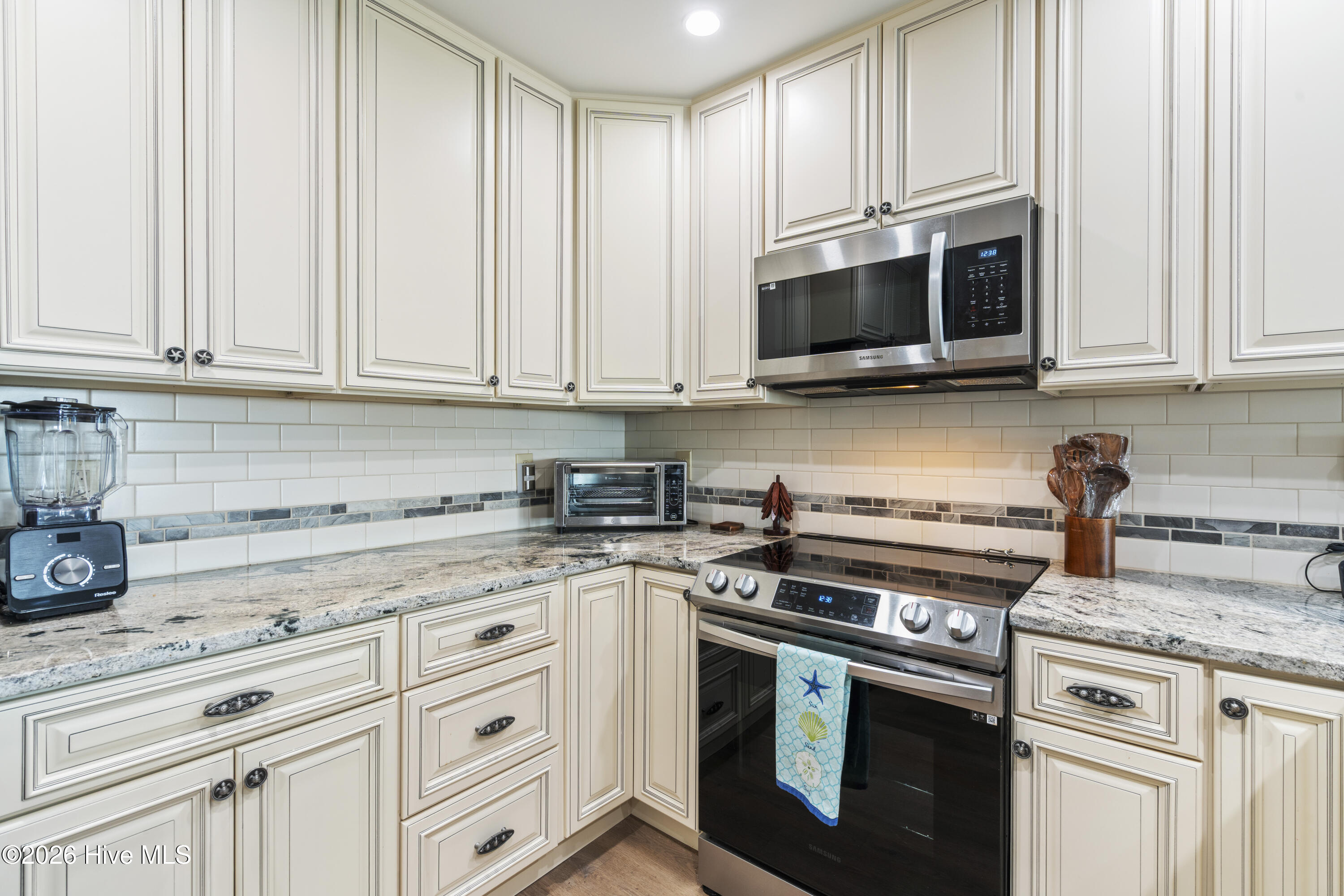 100554820 | Photo 14