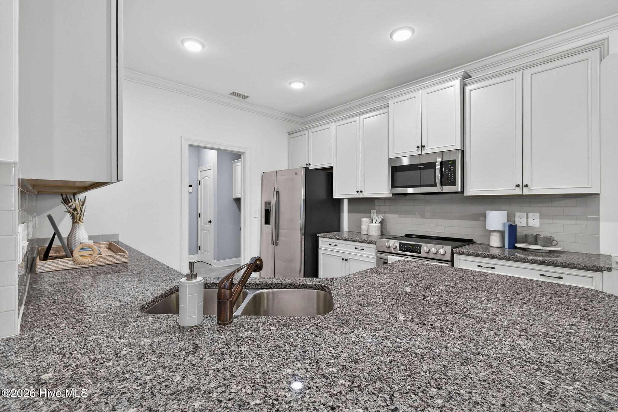 100547187 | Photo 23