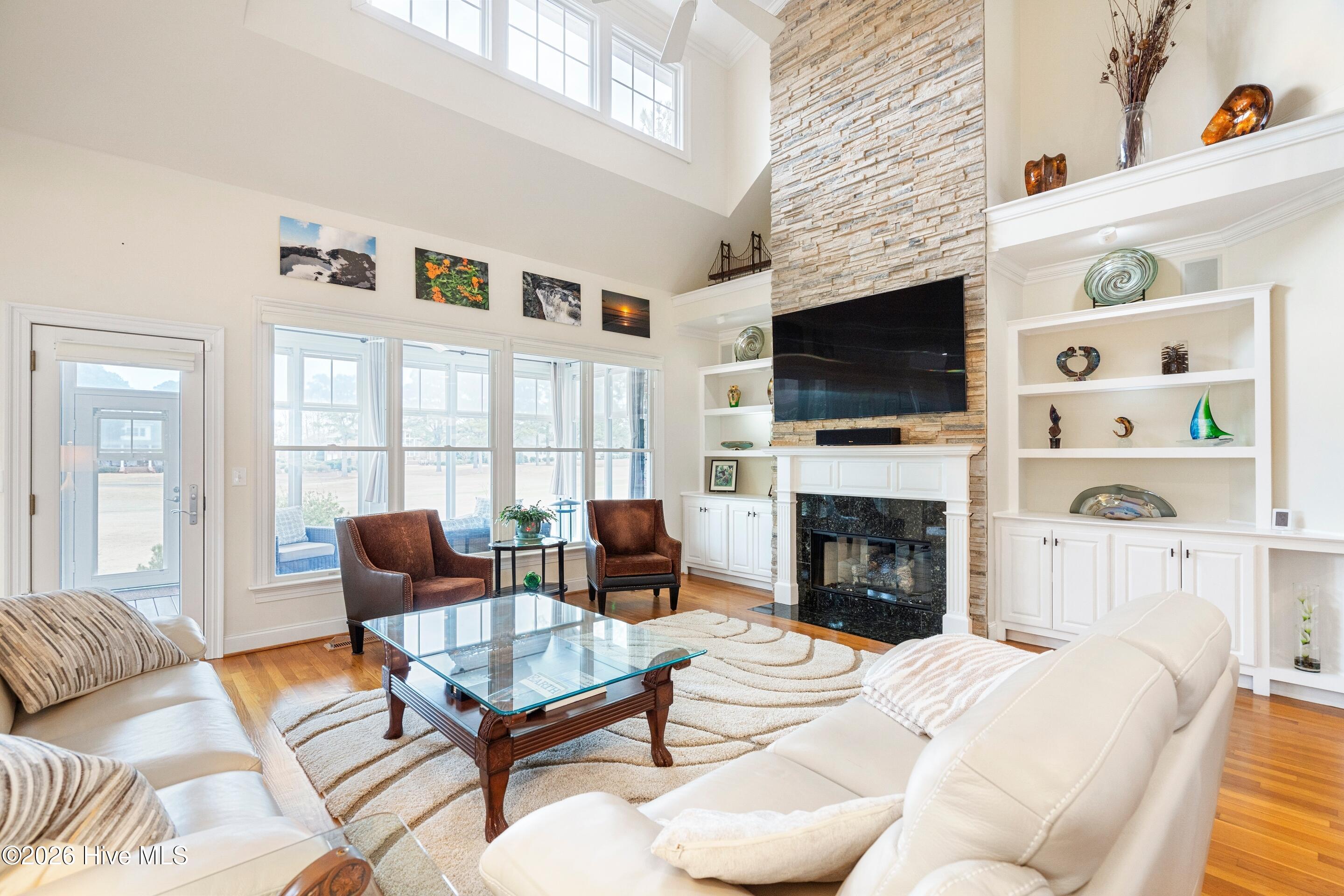 100548933 | Photo 28