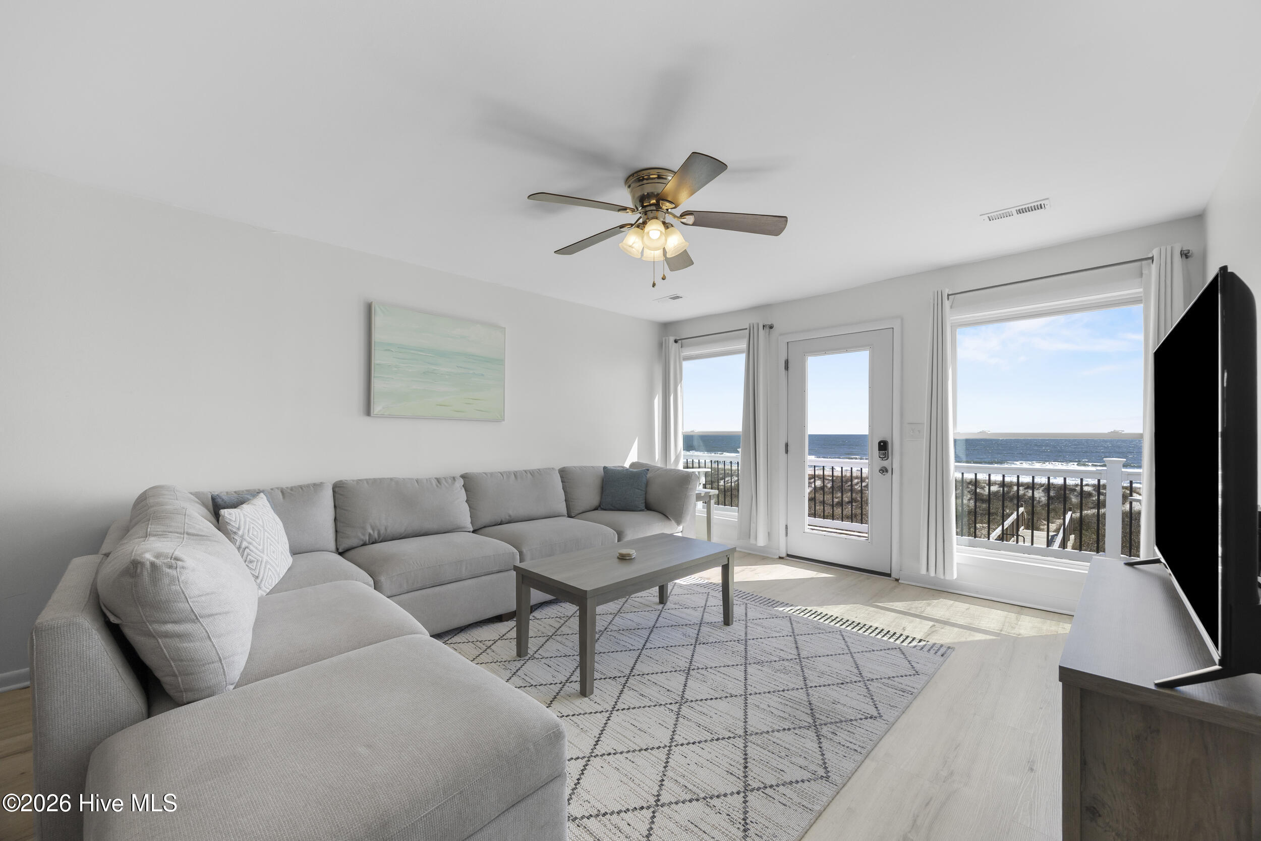 100561648 | Photo 11