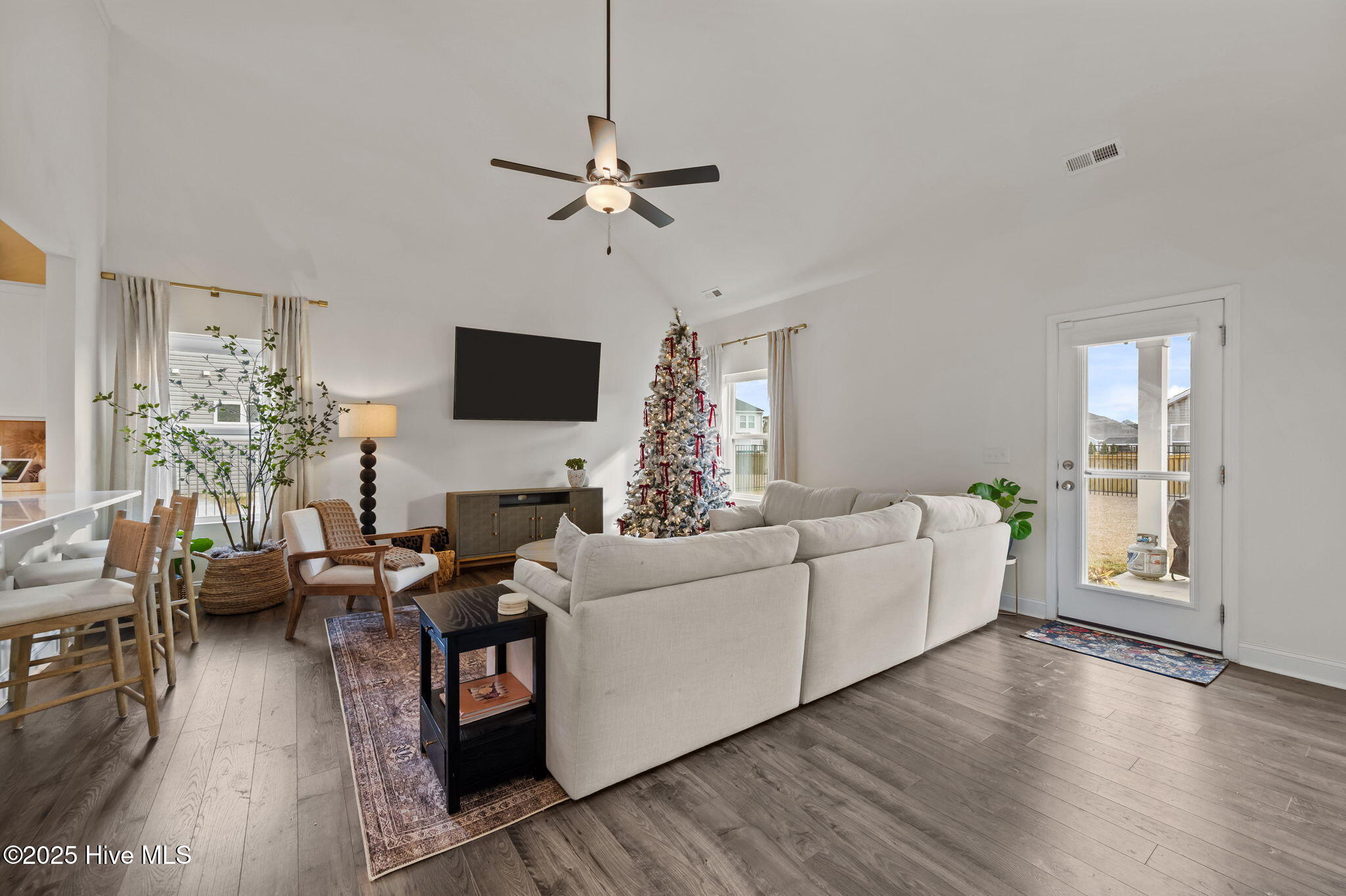 100547055 | Photo 12