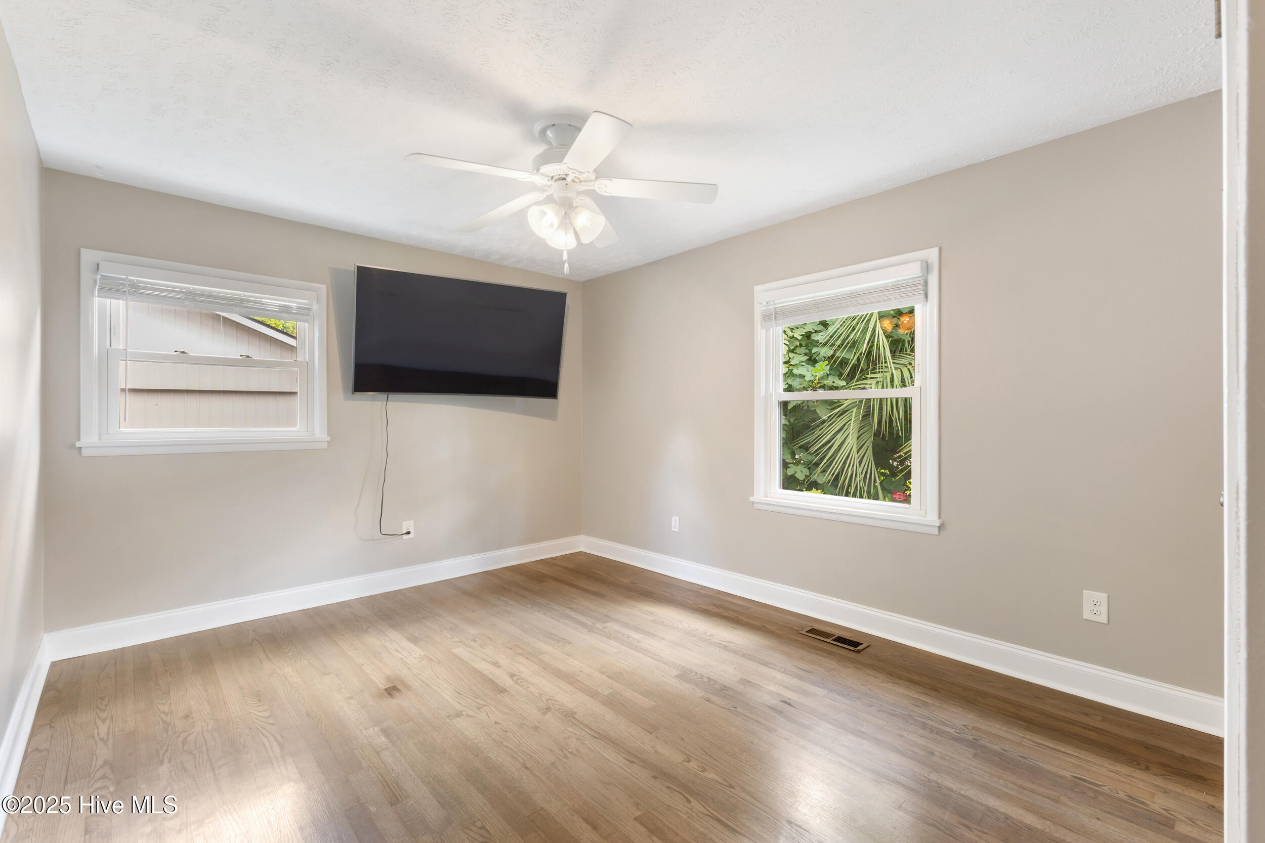 100527915 | Photo 19