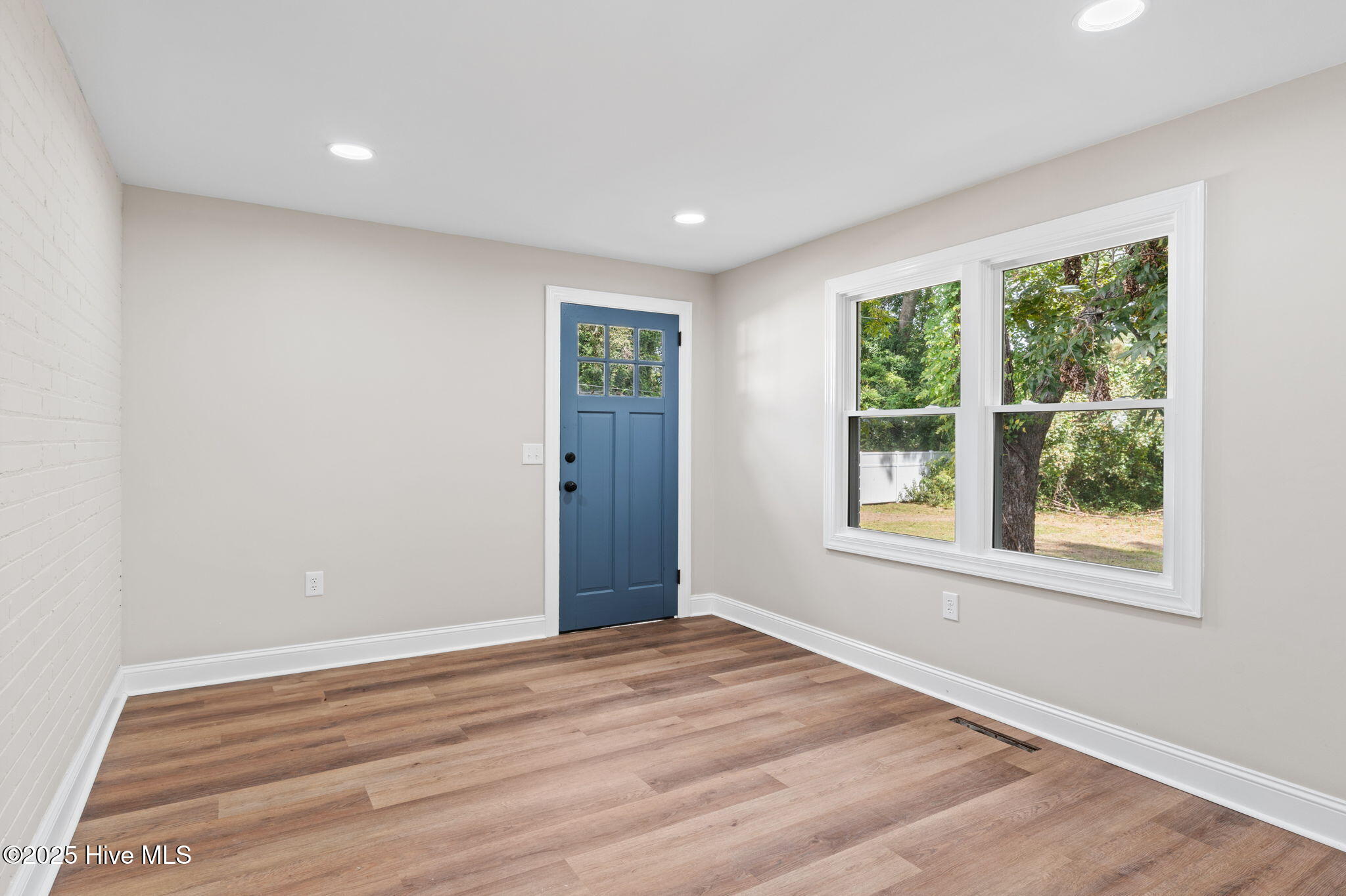 100533933 | Photo 30