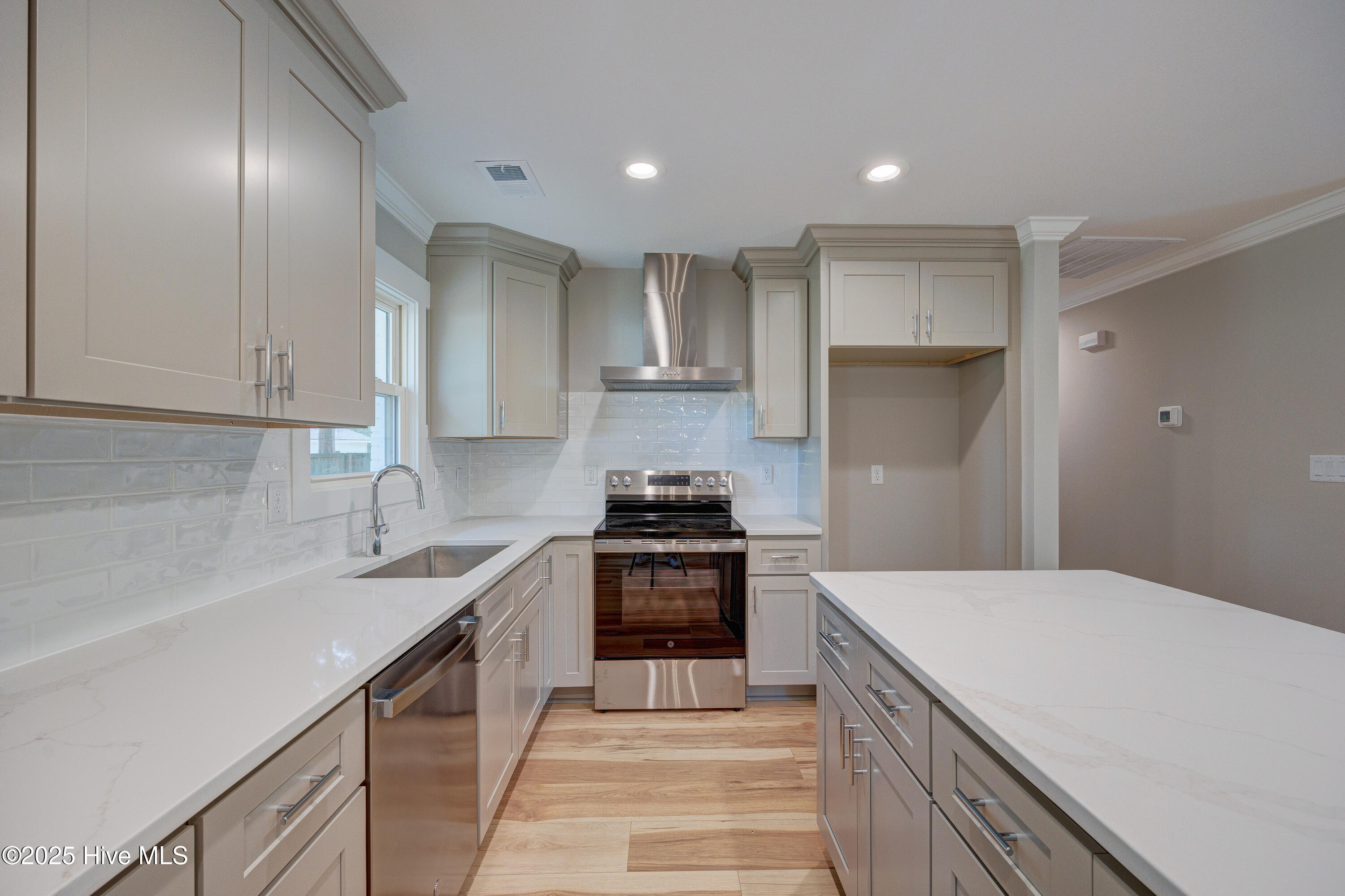 100534169 | Photo 11