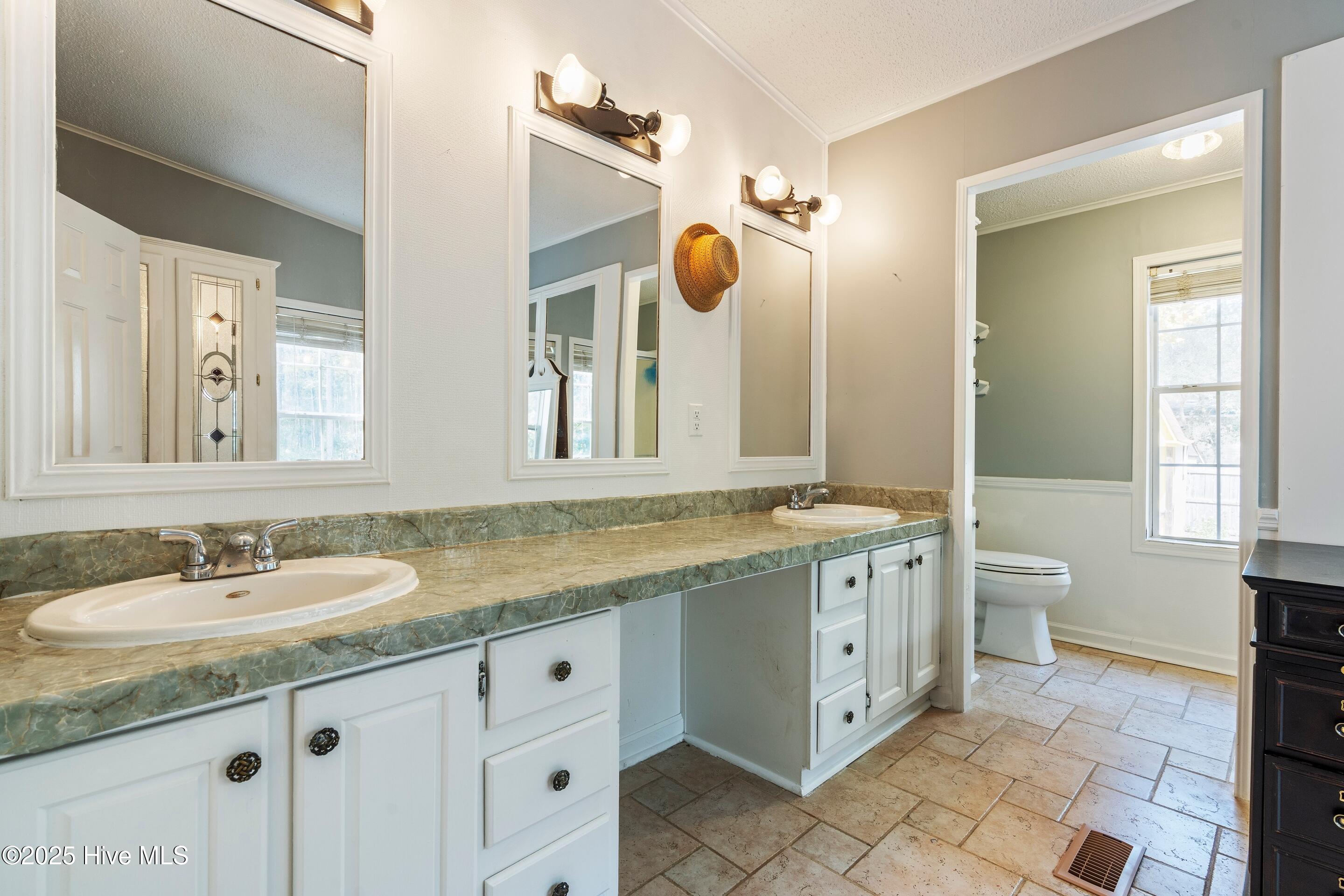 100535667 | Photo 44