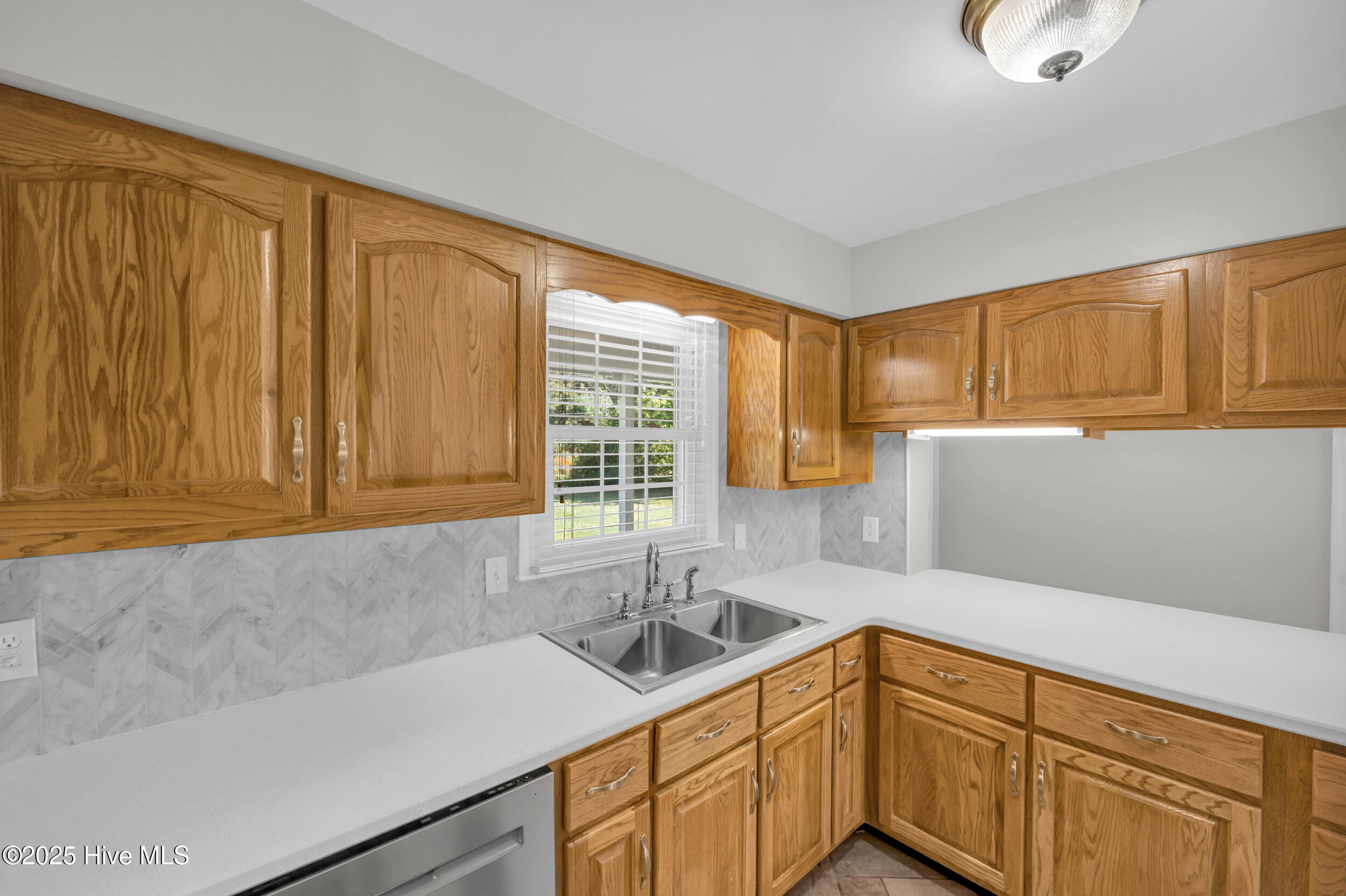 100532115 | Photo 12