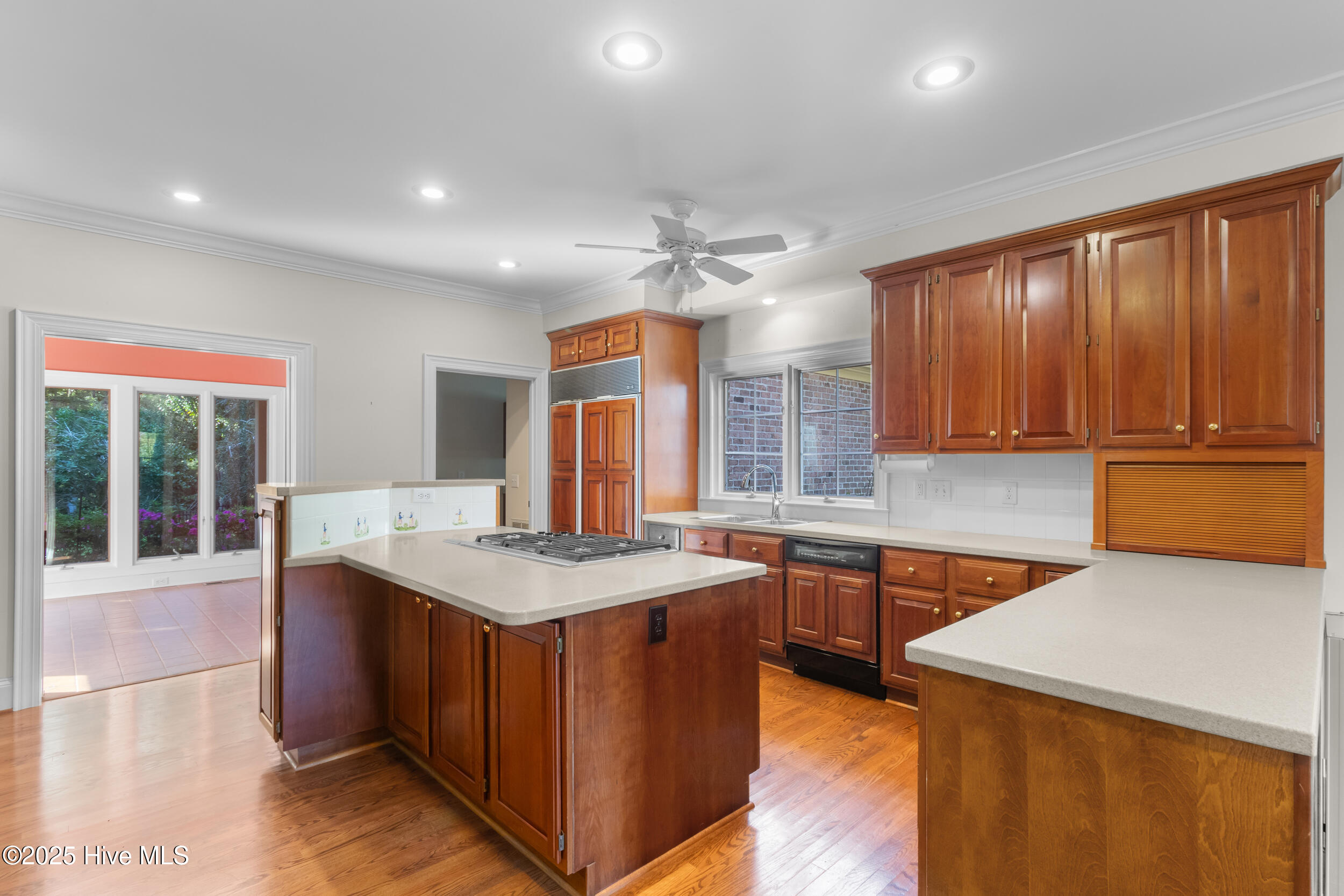 100516126 | Photo 31