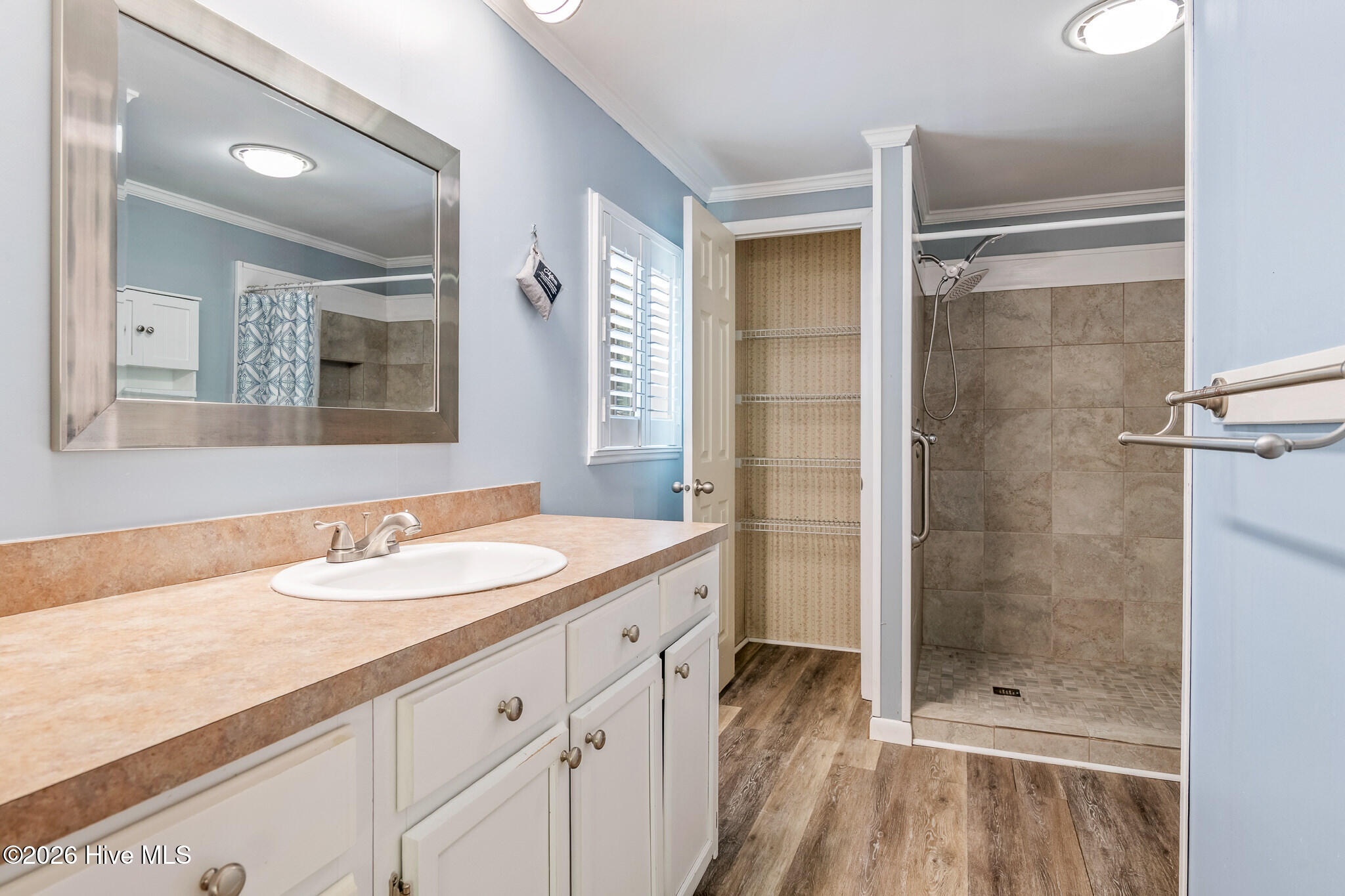 100567029 | Photo 35