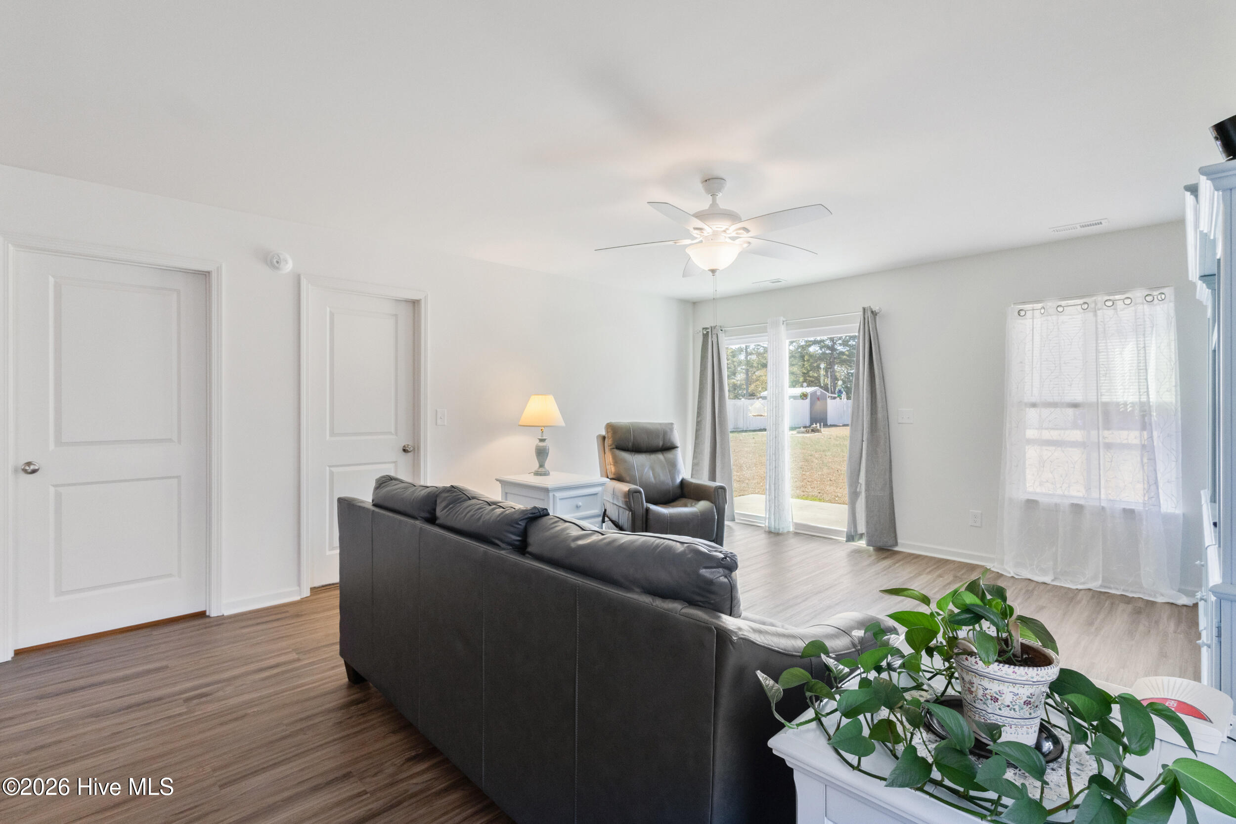 100549319 | Photo 24