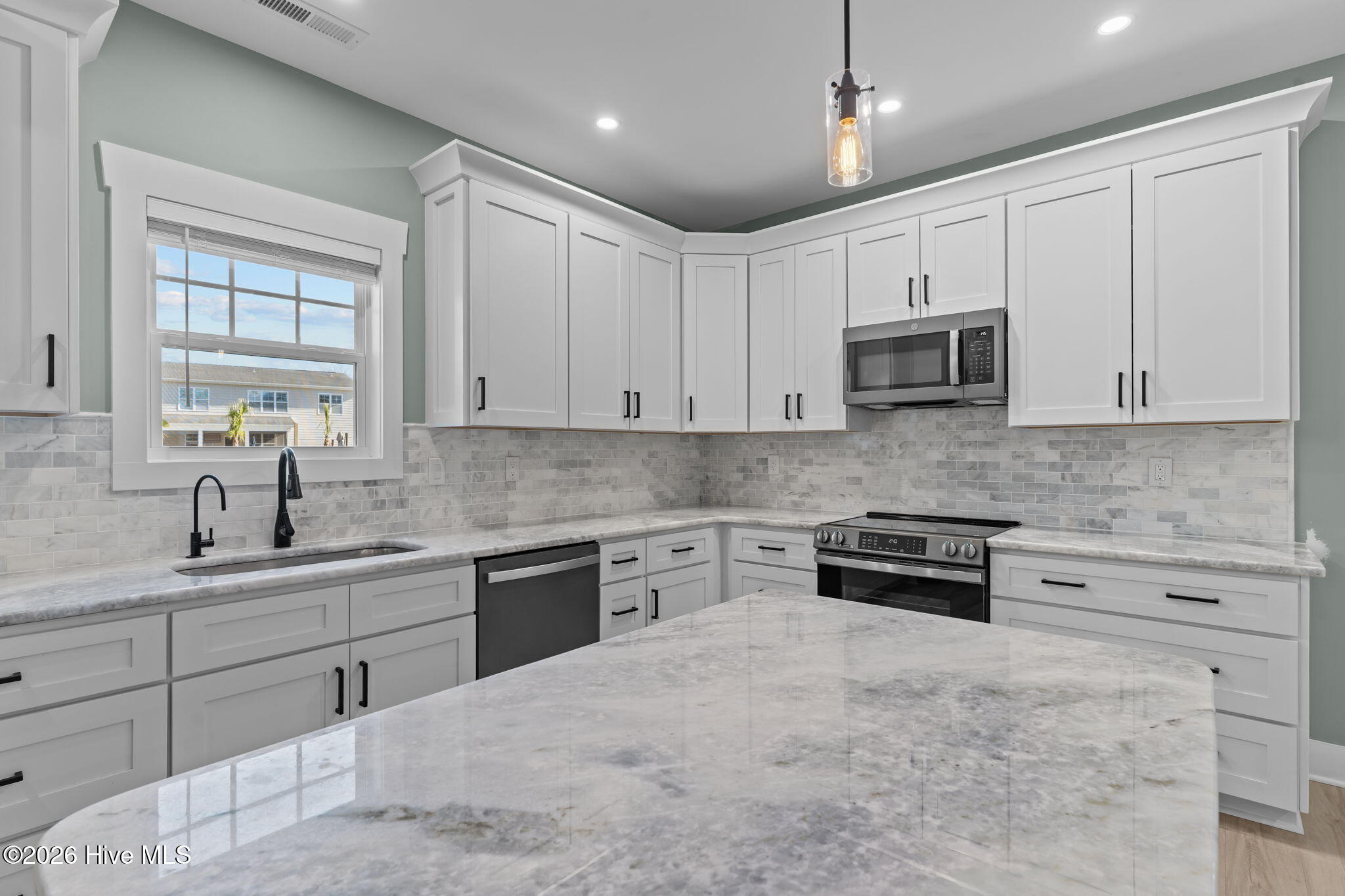 100548399 | Photo 26