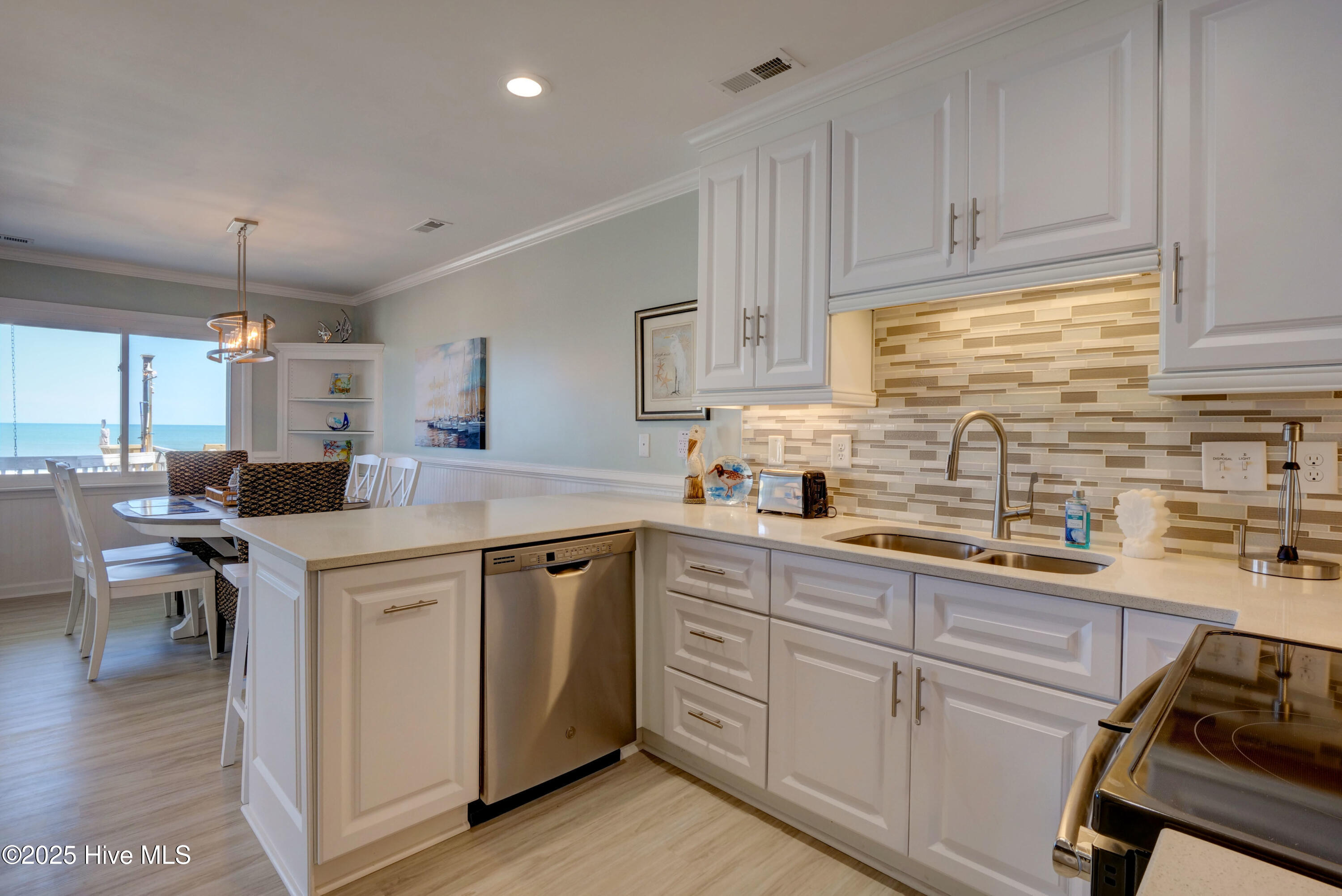 100521295 | Photo 12