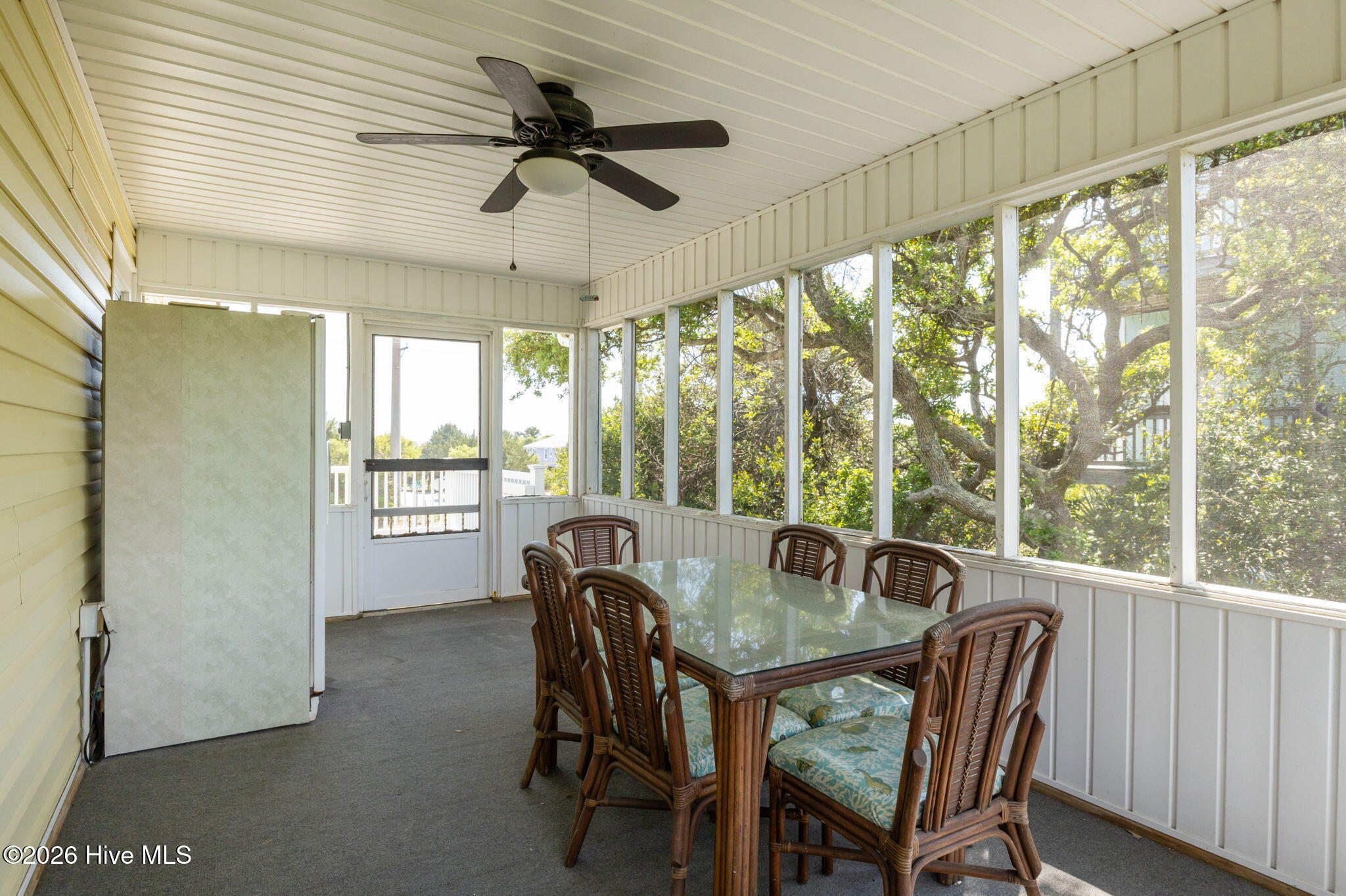 100568142 | Photo 32