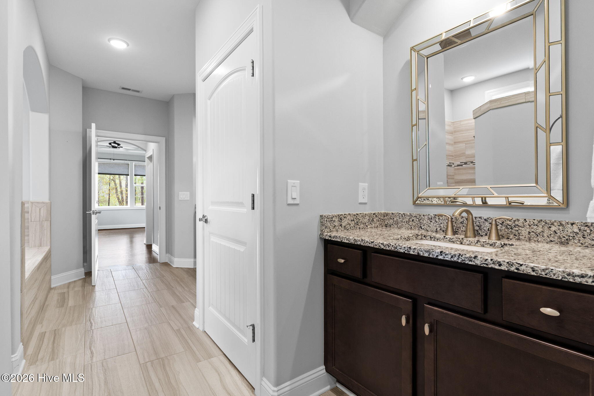 100566605 | Photo 26