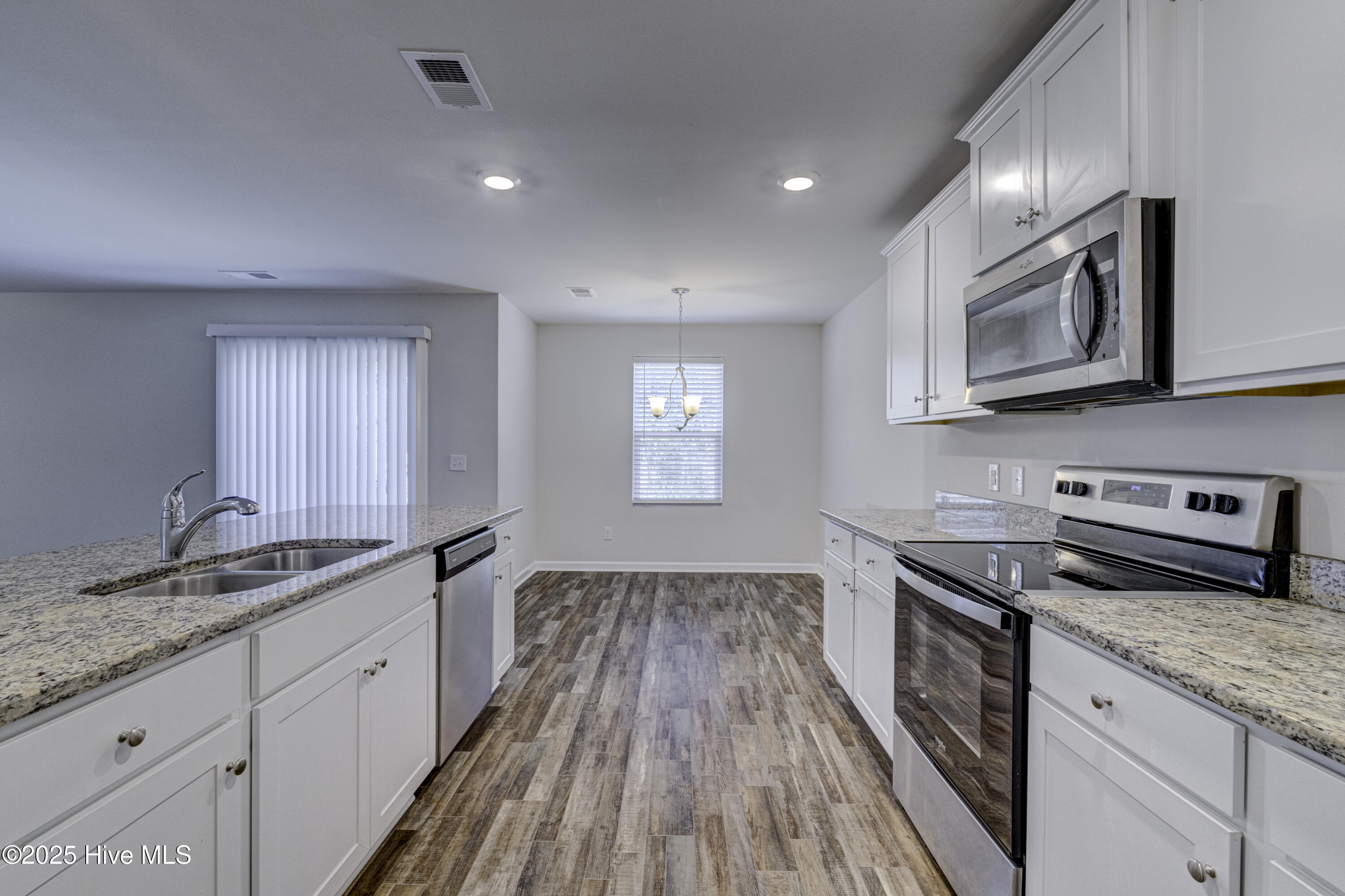 100528230 | Photo 21