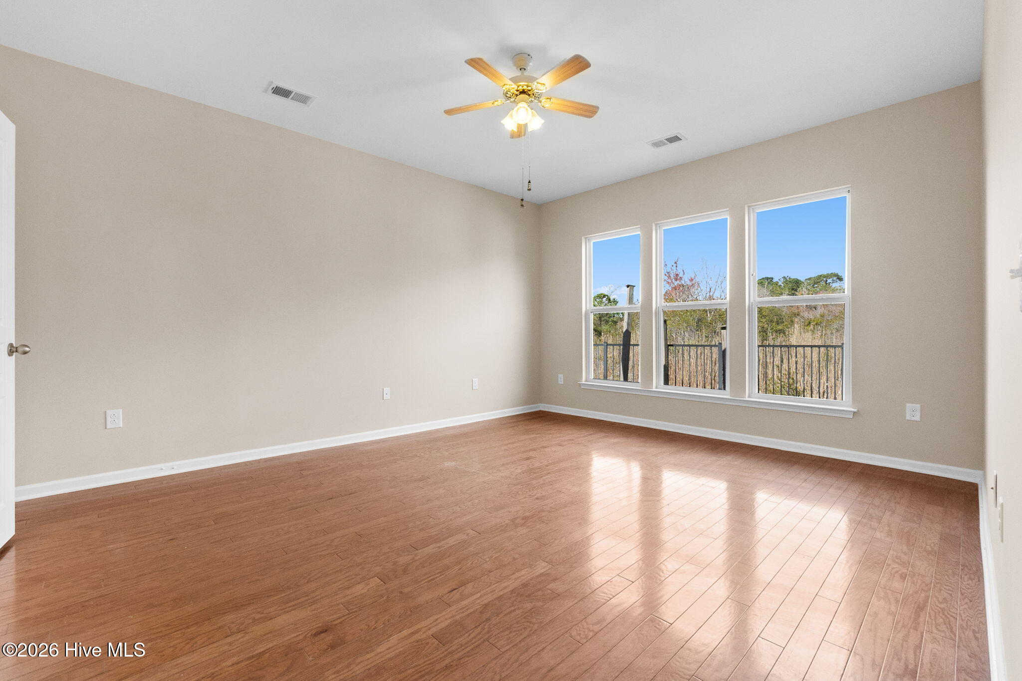 100561861 | Photo 27