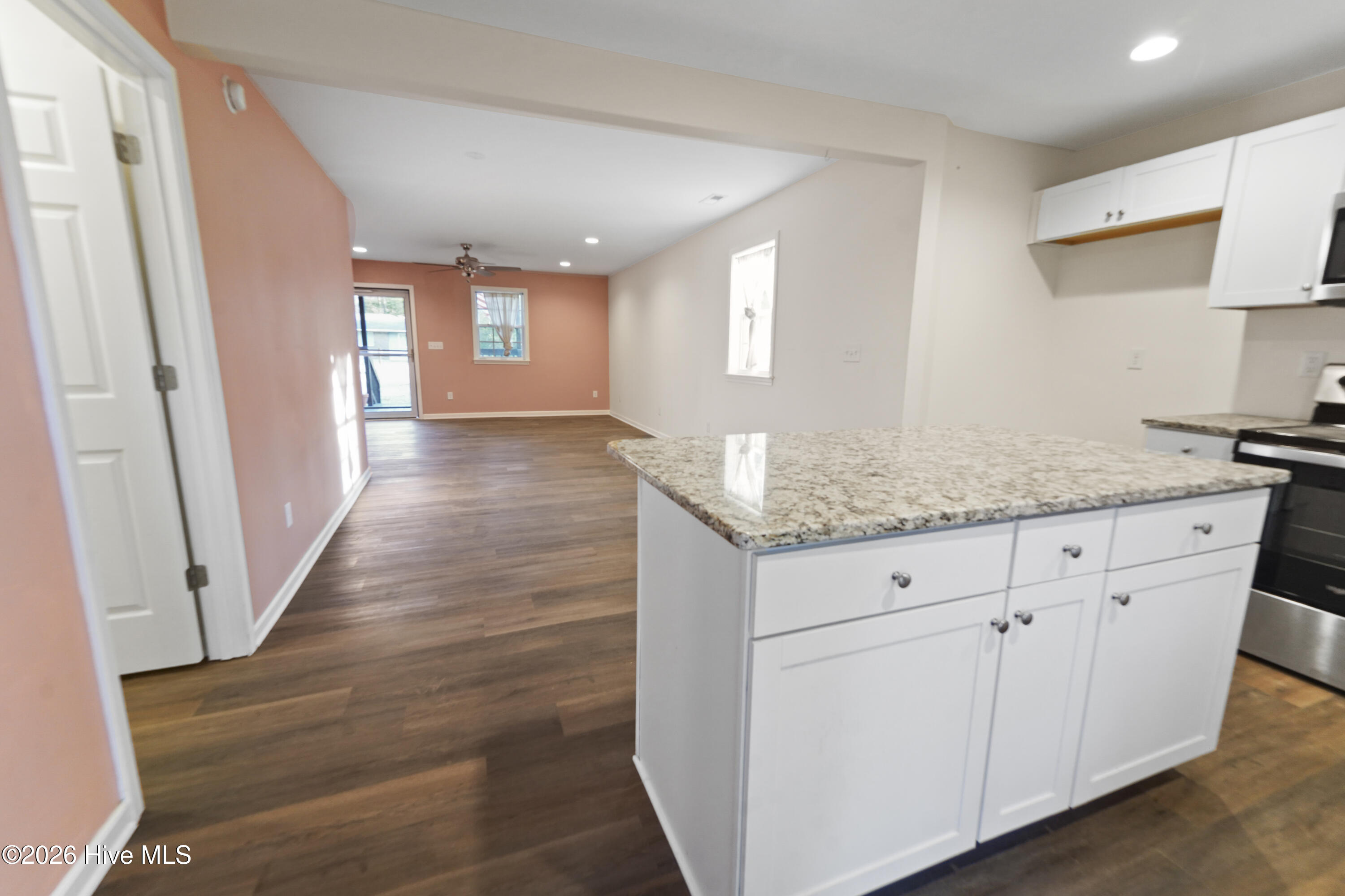 100548487 | Photo 16