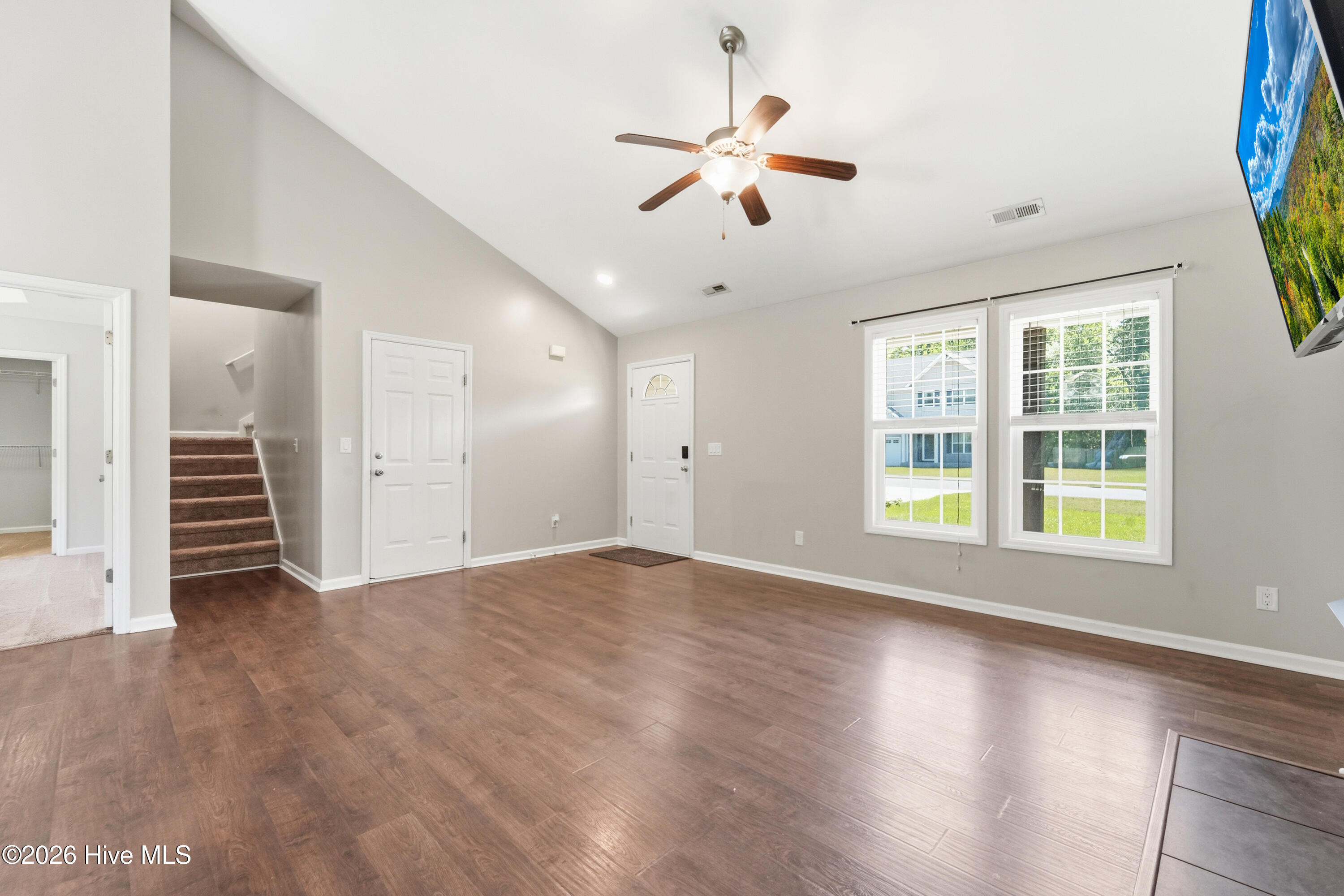 100568170 | Photo 11